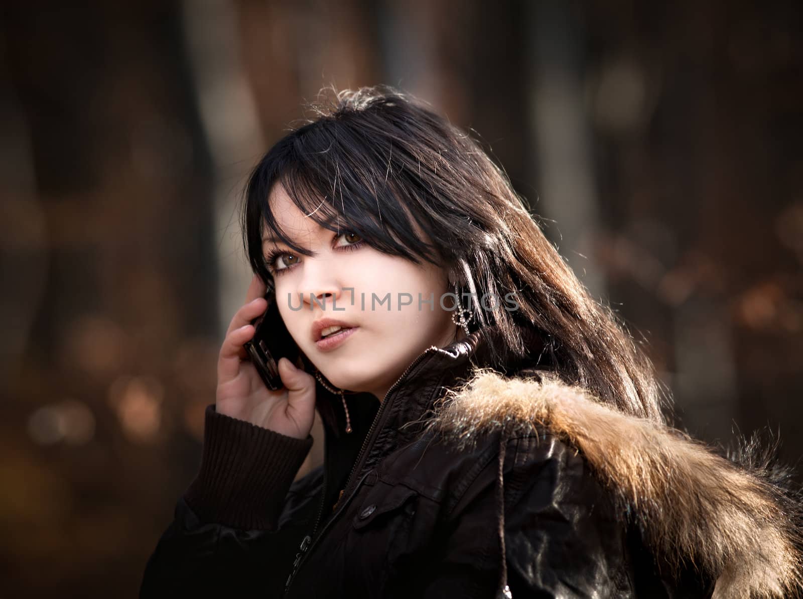 young woman outdoor with cellphone