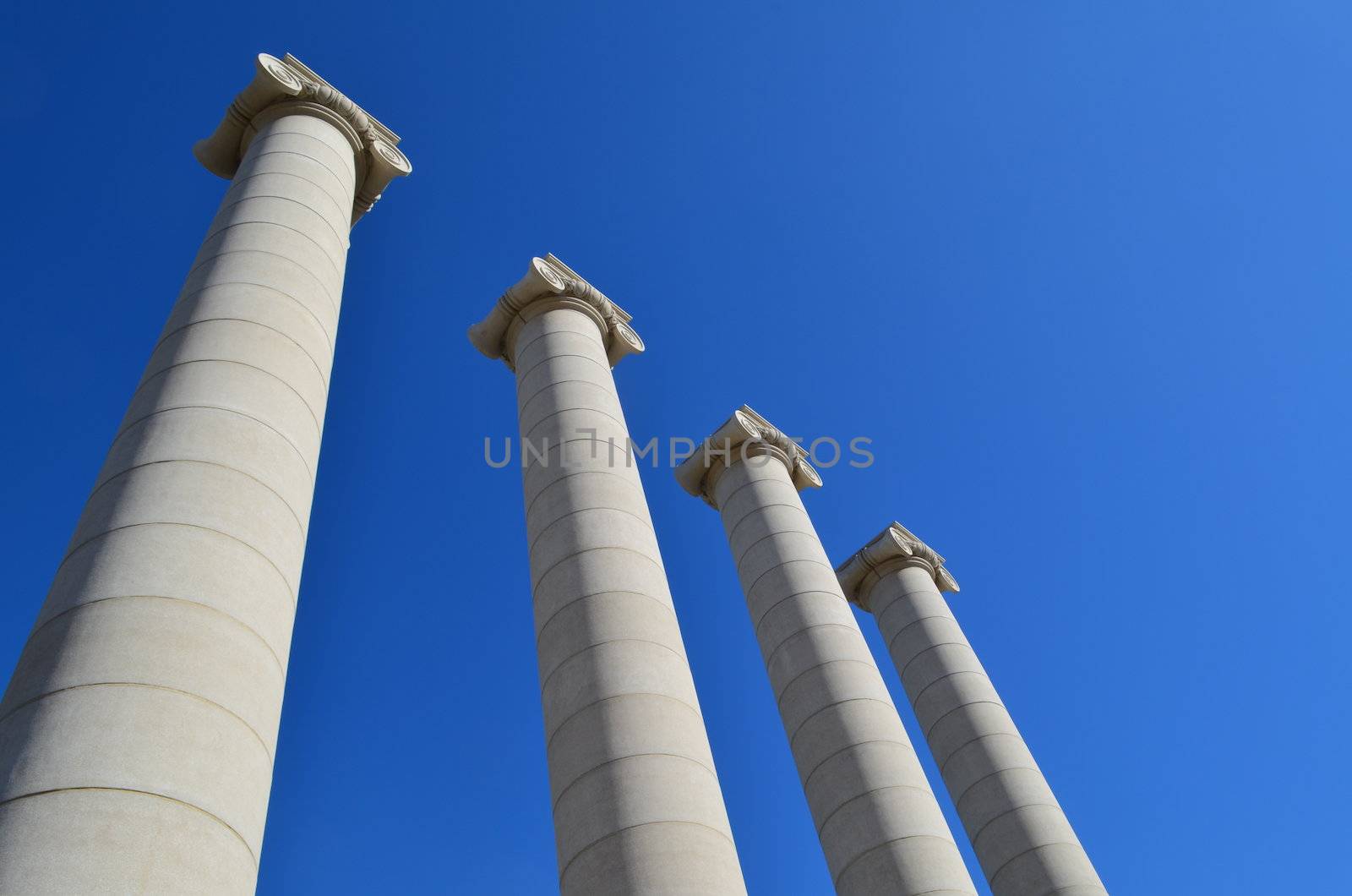 Four columns under a blue sky. by bunsview