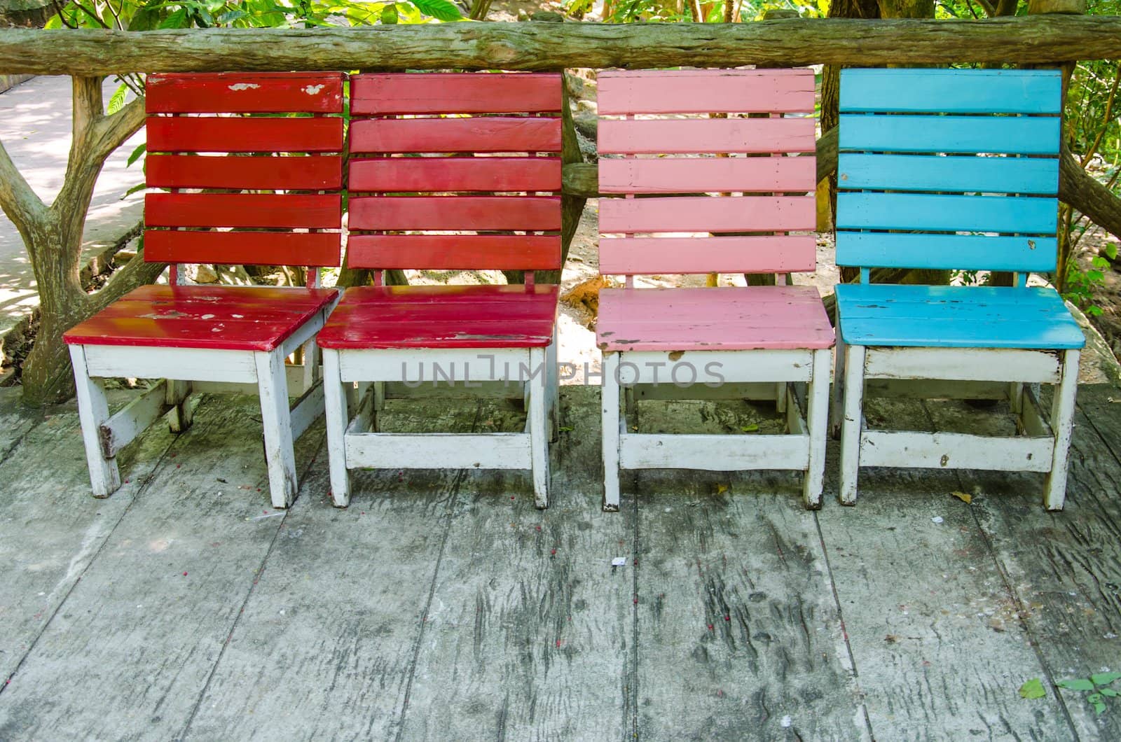 Chairs made ​​of wood put together a variety of colors.