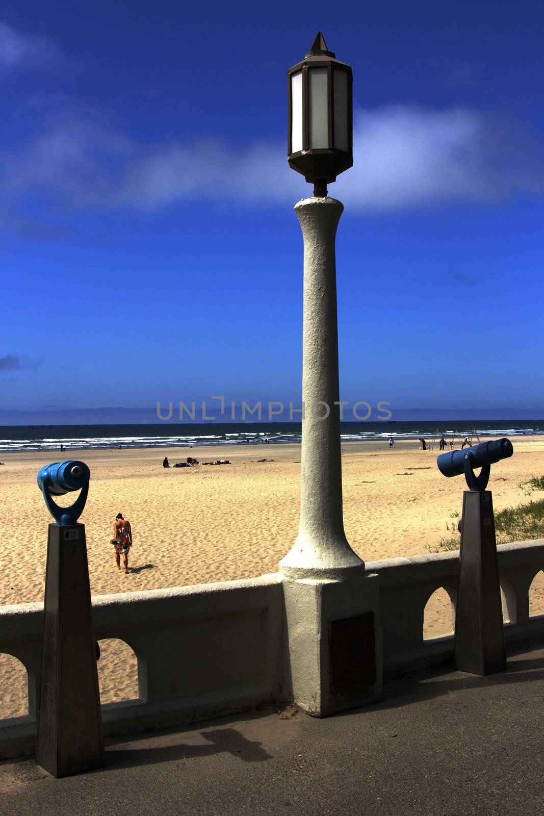 Monoculars and a light post overlooking the beach in Seasise OR.