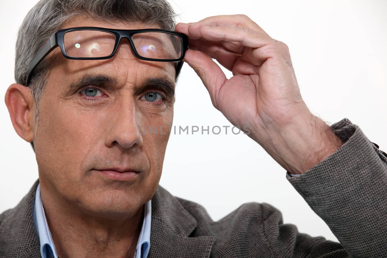 Man raising his glasses by phovoir