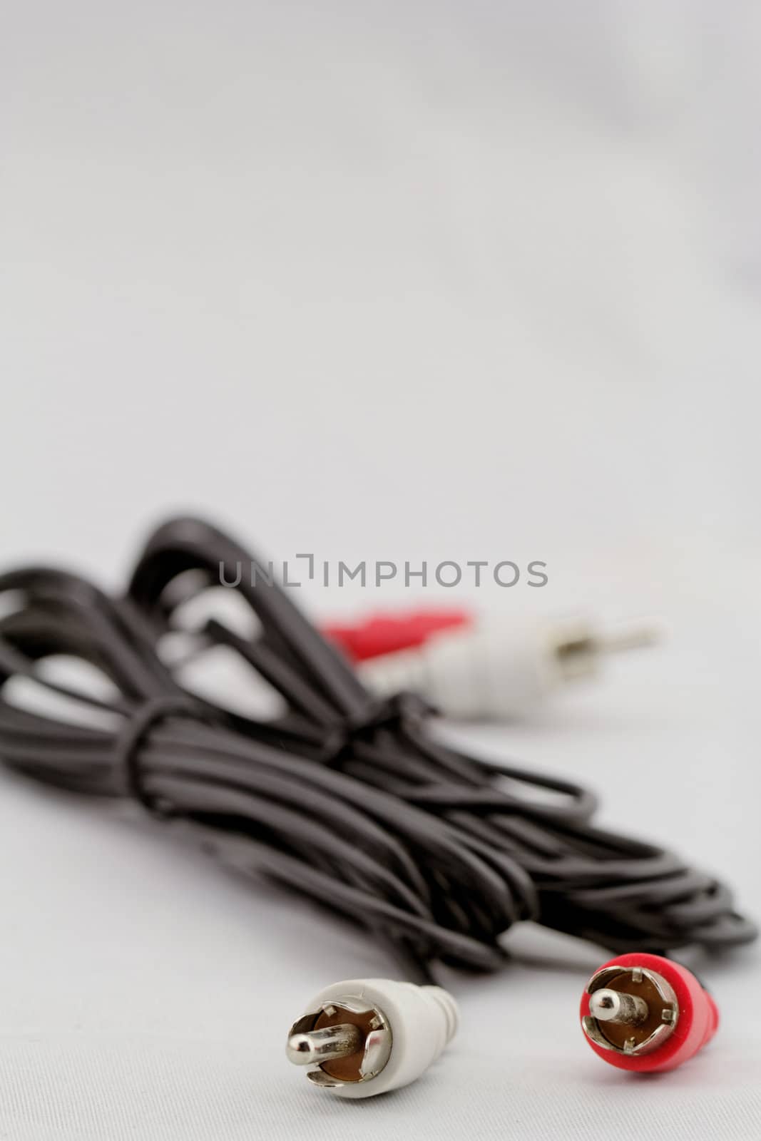 Left-right audio RCA cable on a white background (red white)