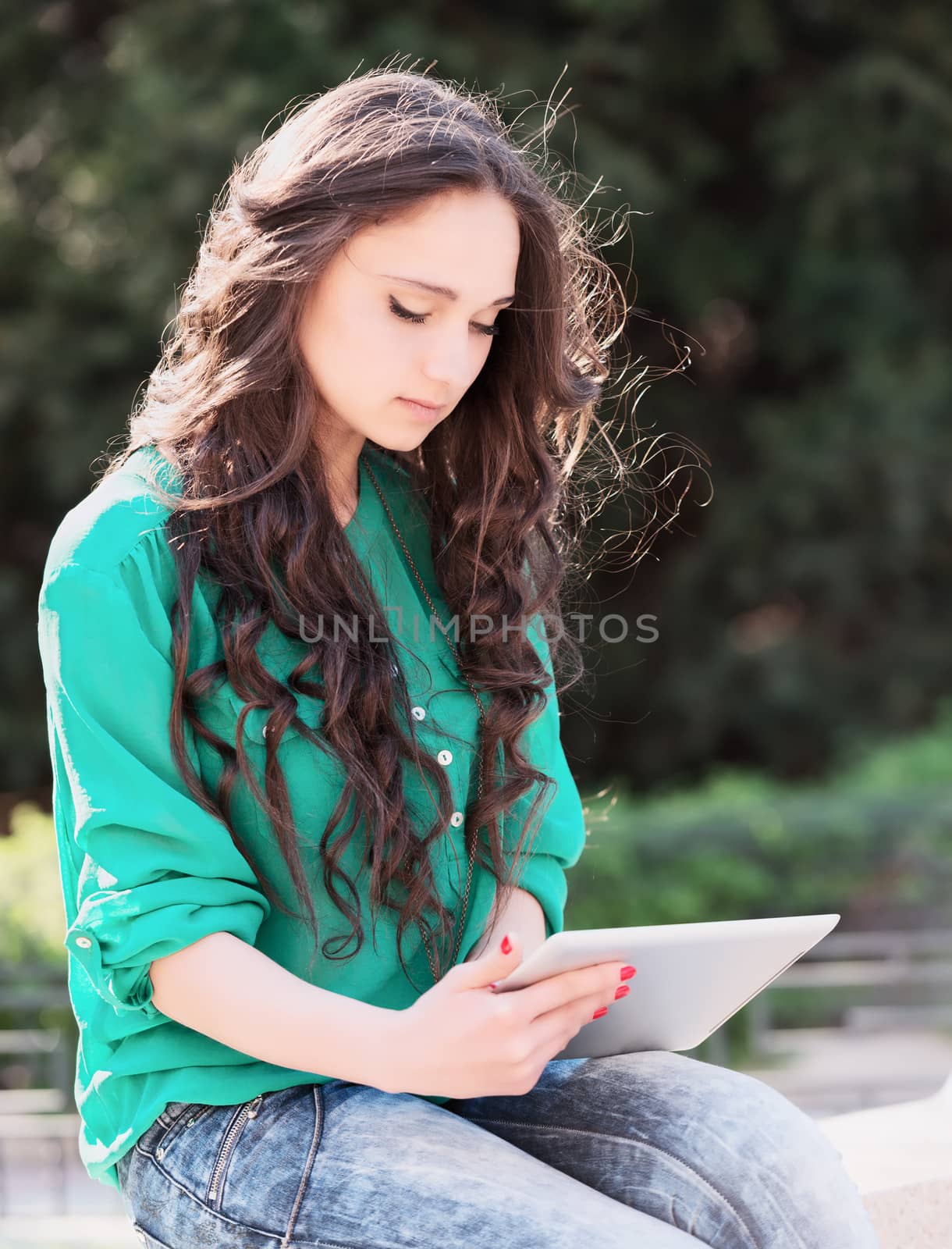 Young woman using tablet pc. Outdoor shoot