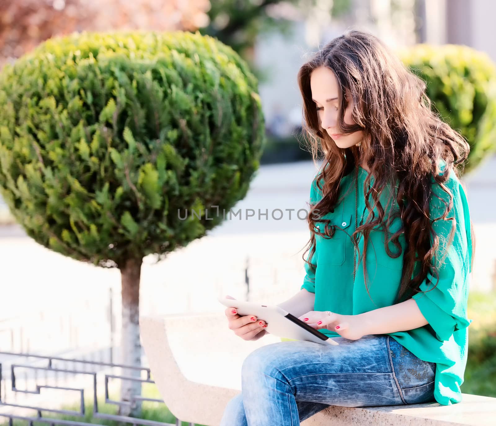 Young woman using tablet pc. Outdoor shoot