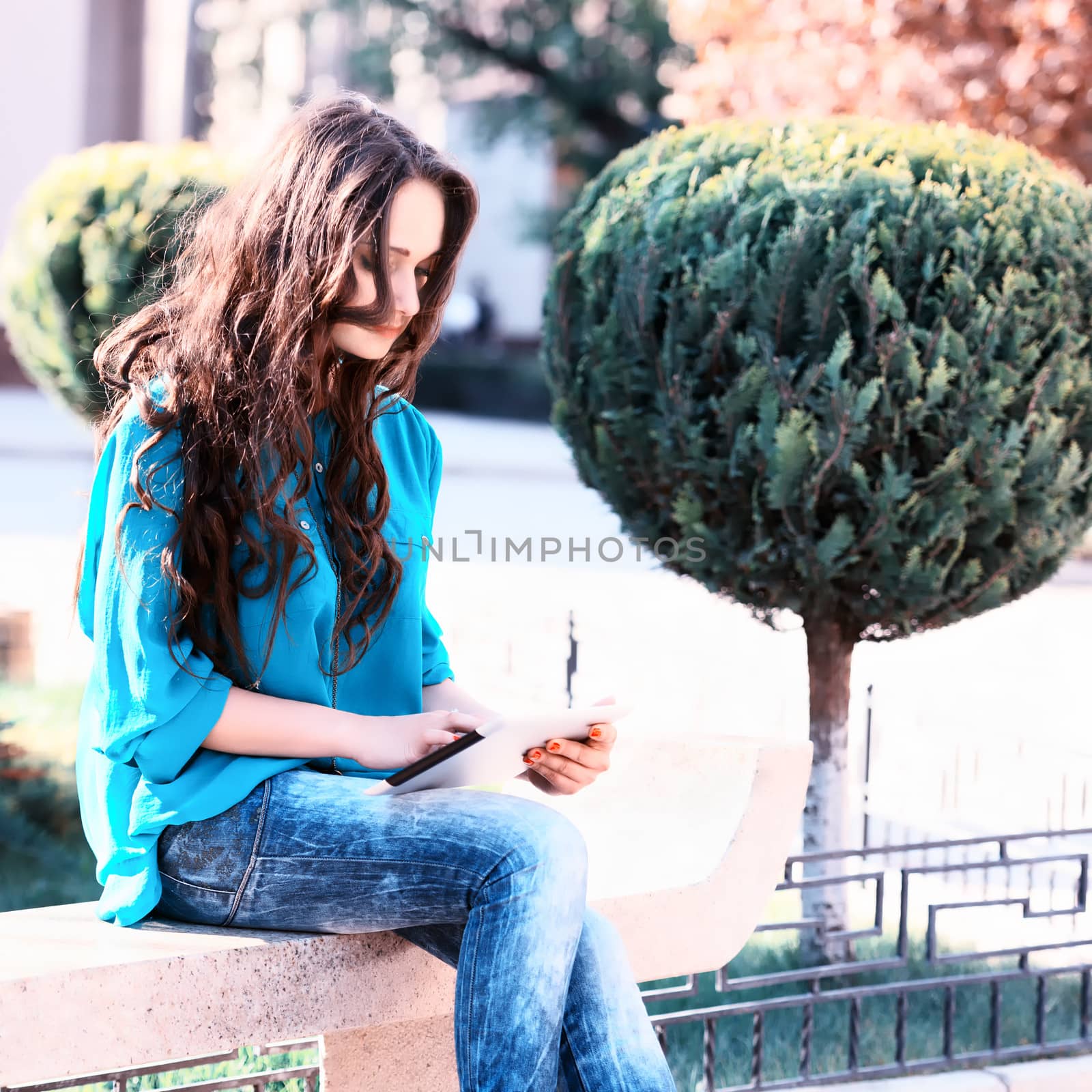 Young woman using tablet pc. Outdoor shoot