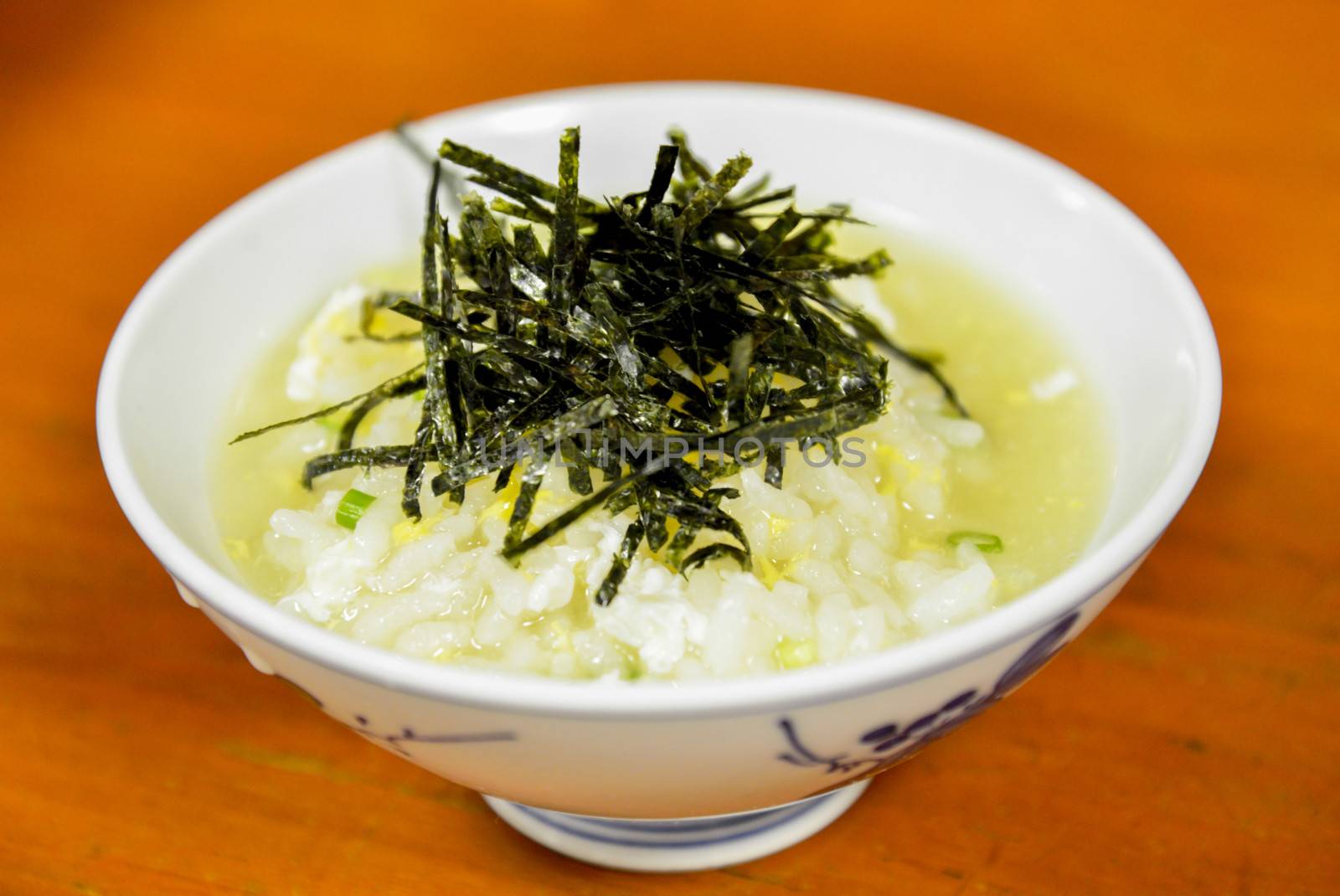 Soft boiled rice with seaweed on top by gjeerawut