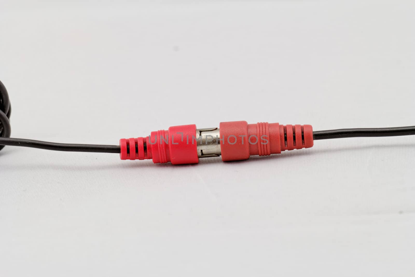 correct conection between left - right audio RCA cable on a white background (red white)