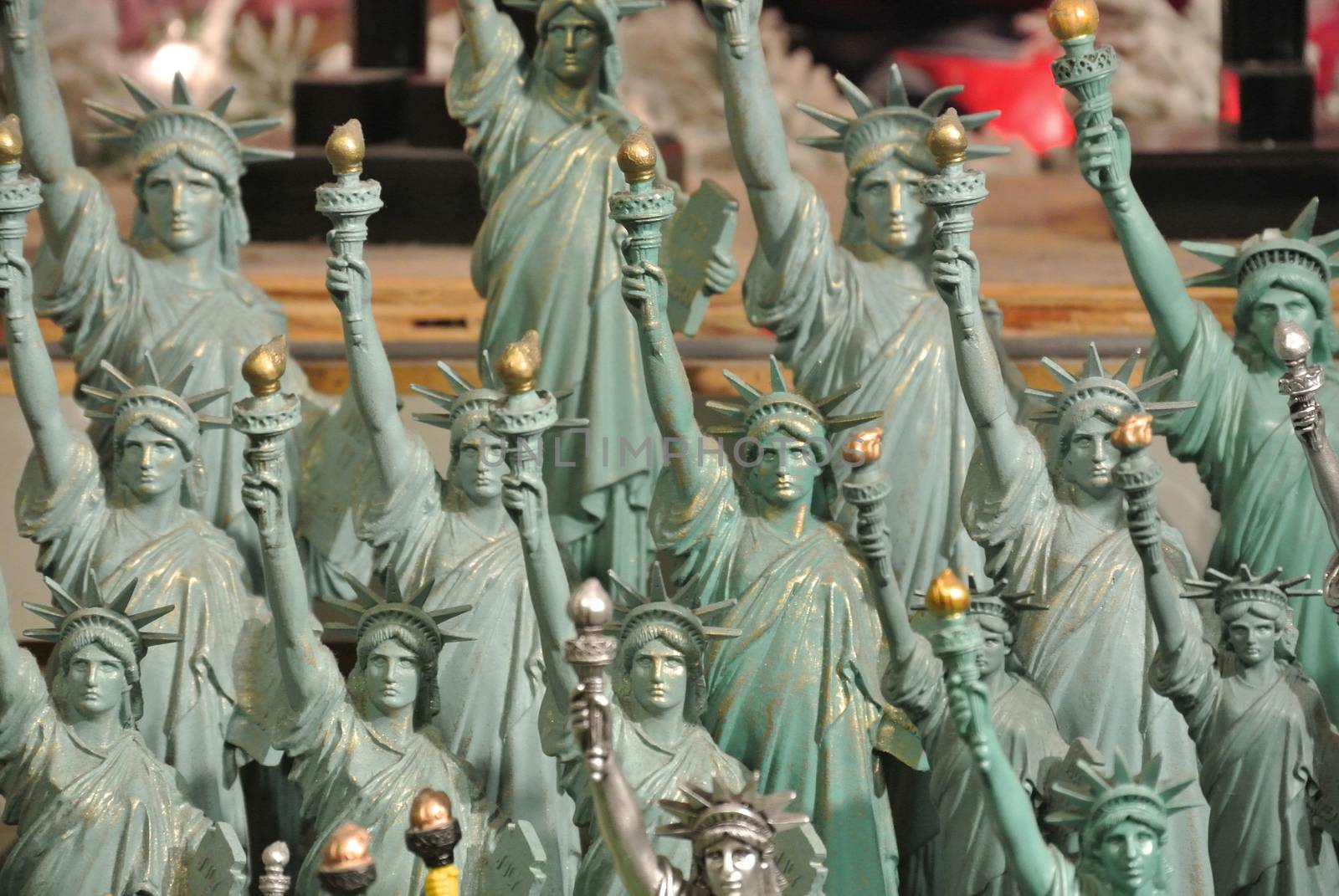 Many miniature statues of liberty together