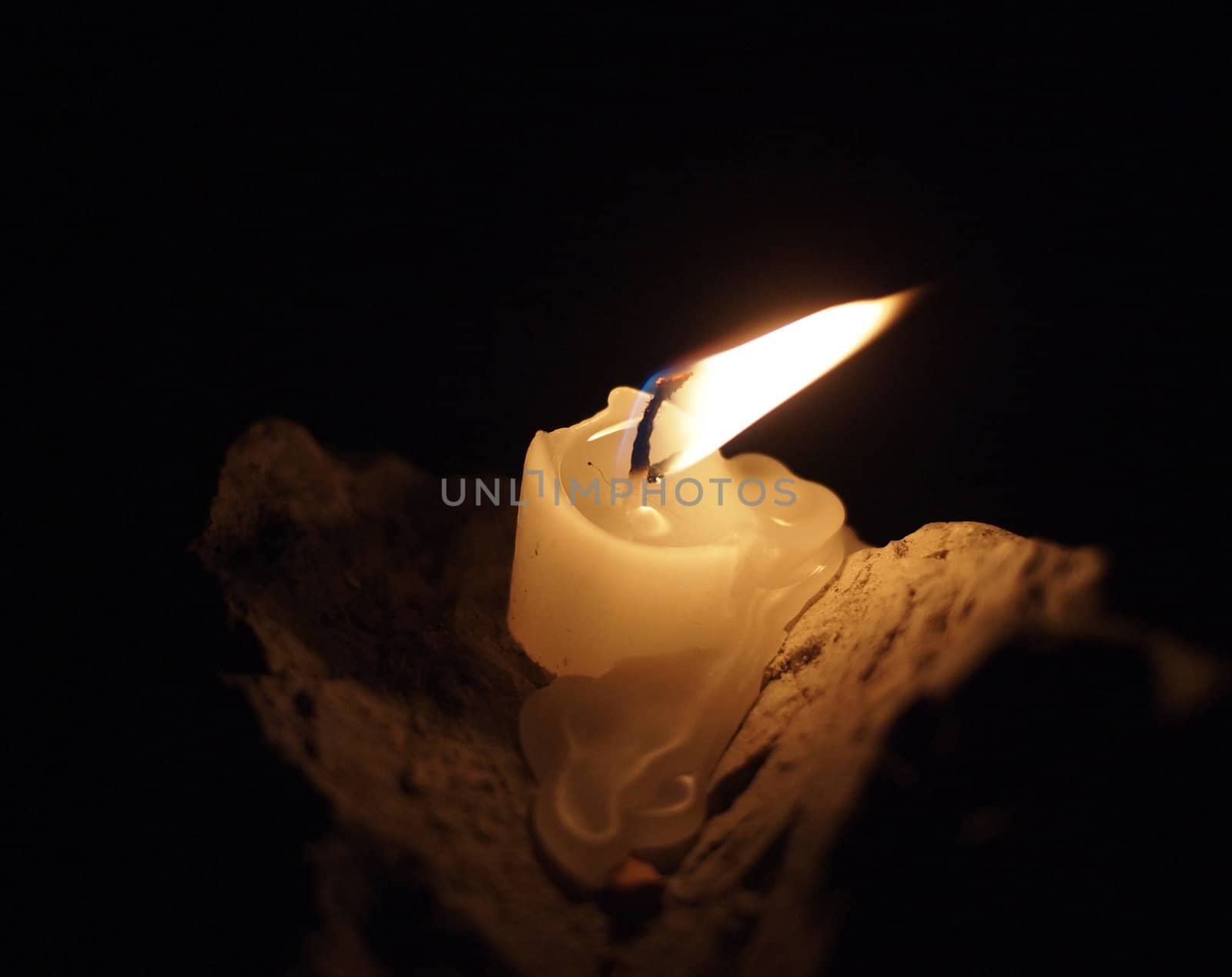 candle on the stone 