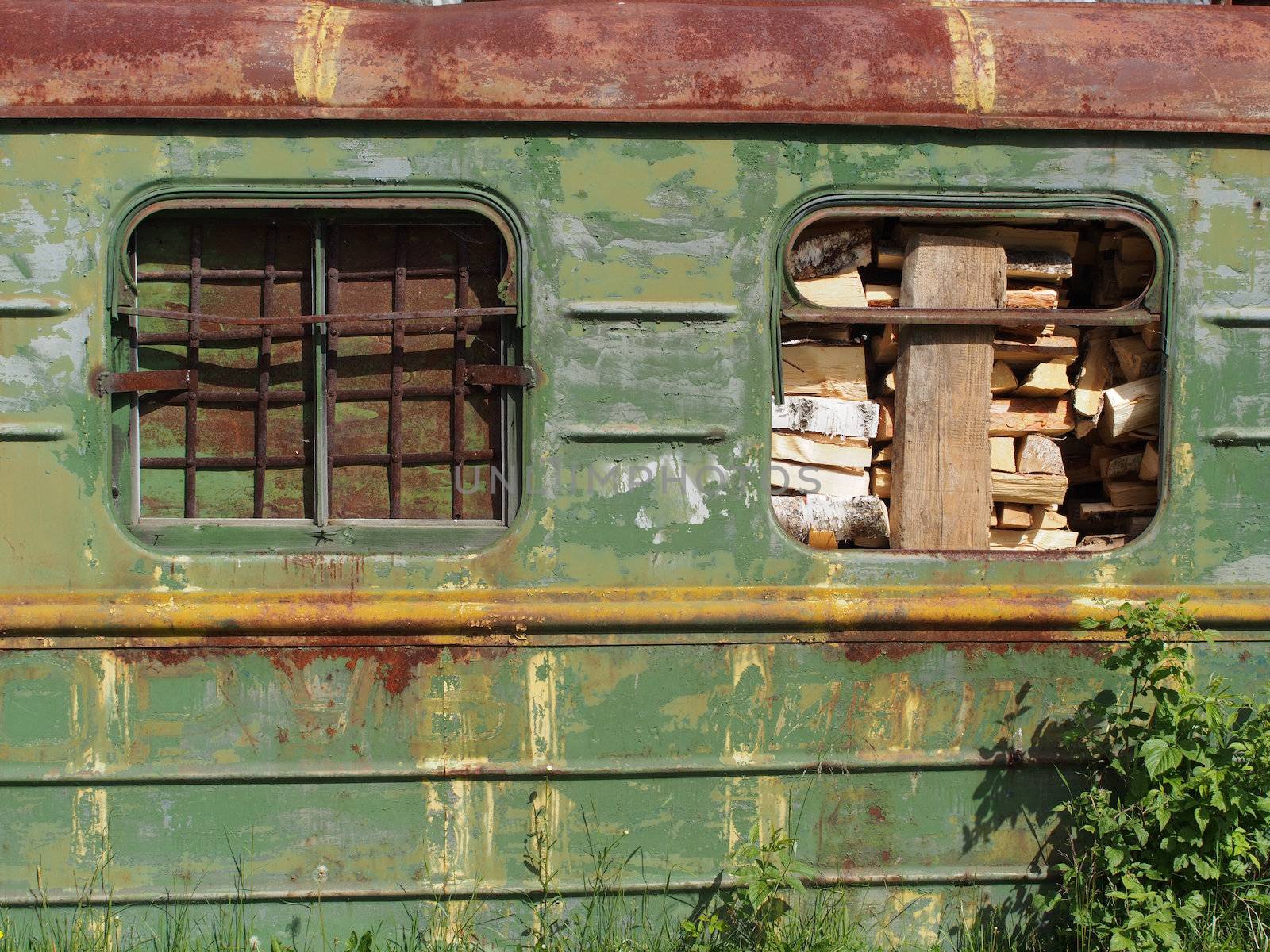 railway wagon with wood by Enskanto