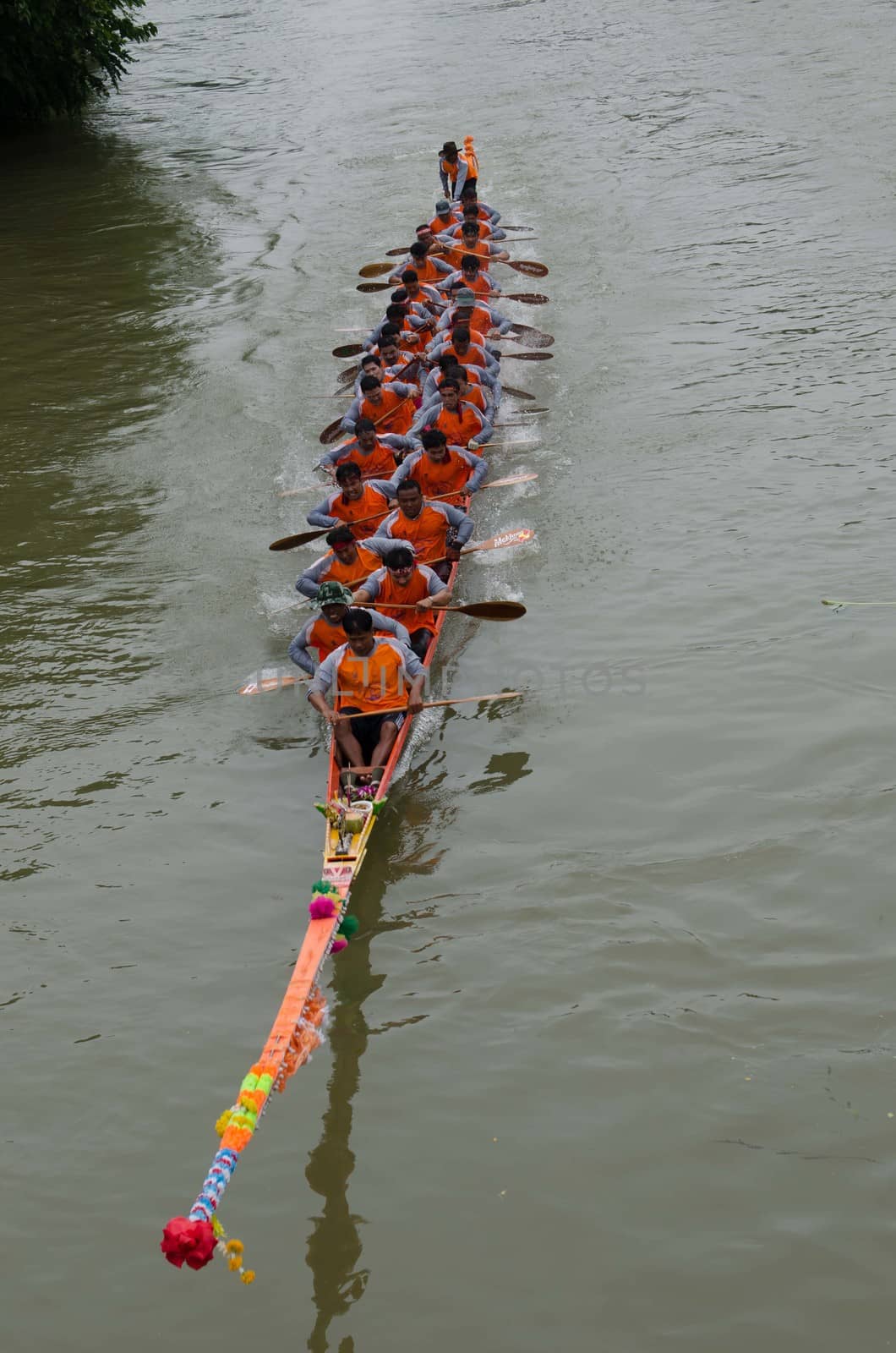 Petchaburi, THAILAND - October 7 : Participants in the Petchaburi Long Boat Competition 2012 on October 7, 2012 in The Petchaburi river ,Petchaburi Province, Thailand. 