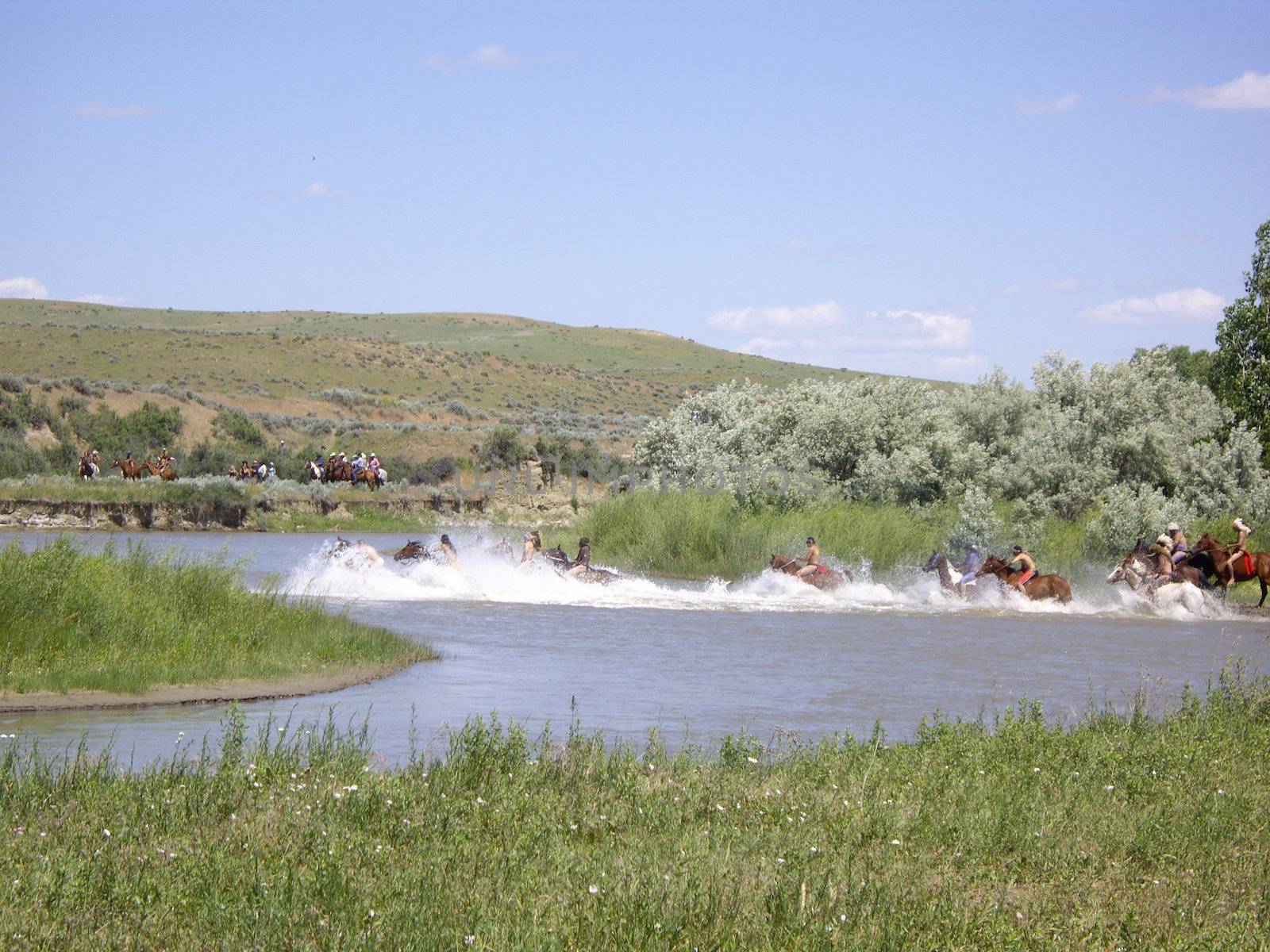 Bareback Indians chase US Cavalry at Battle of Bighorn reenactment