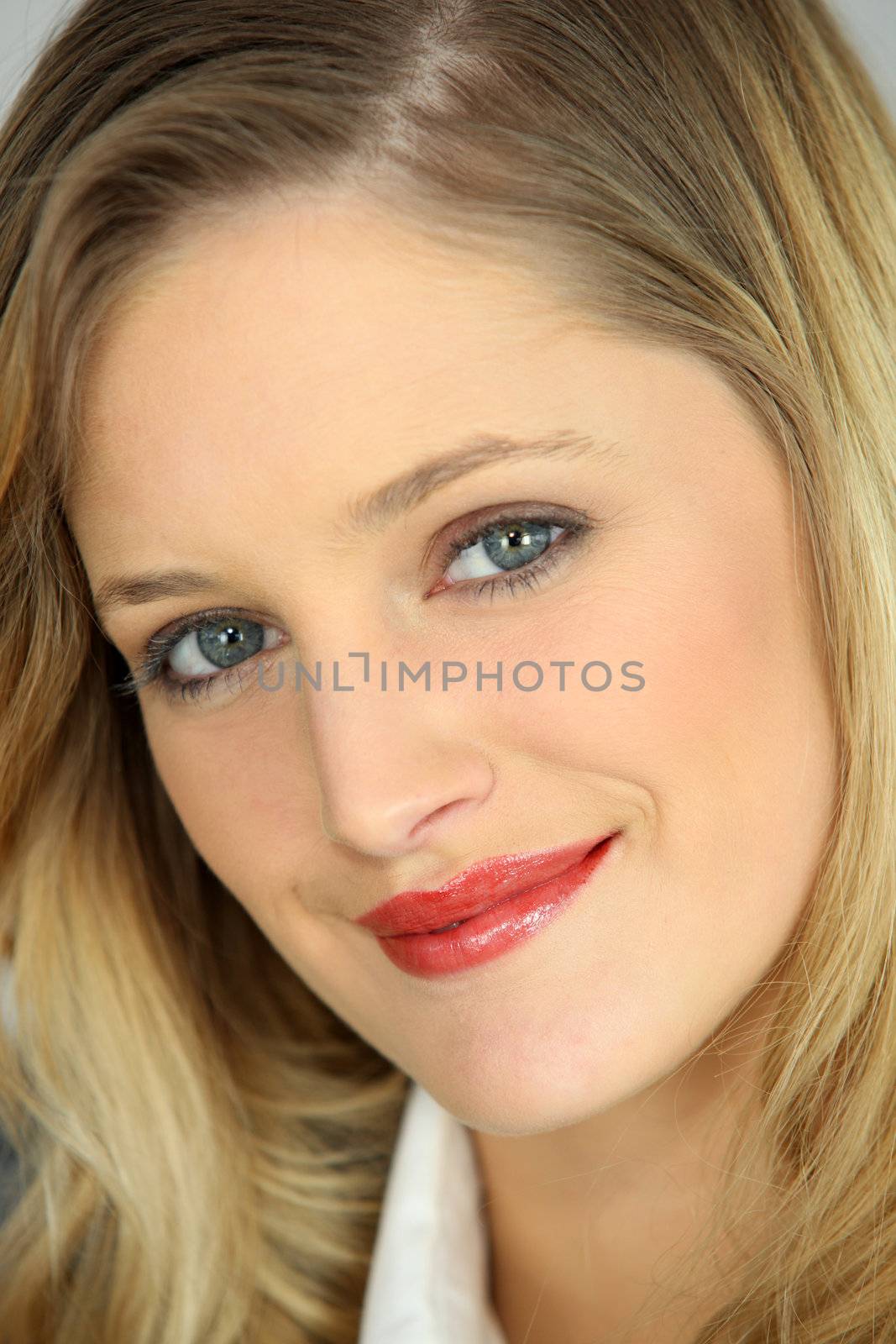 Blond wearing red lip-stick by phovoir