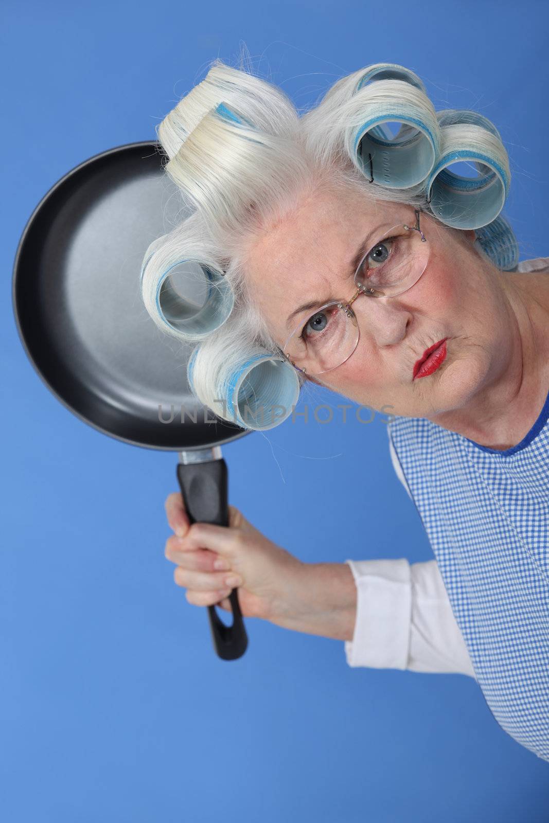 Angry old lady threatening to use frying pan by phovoir