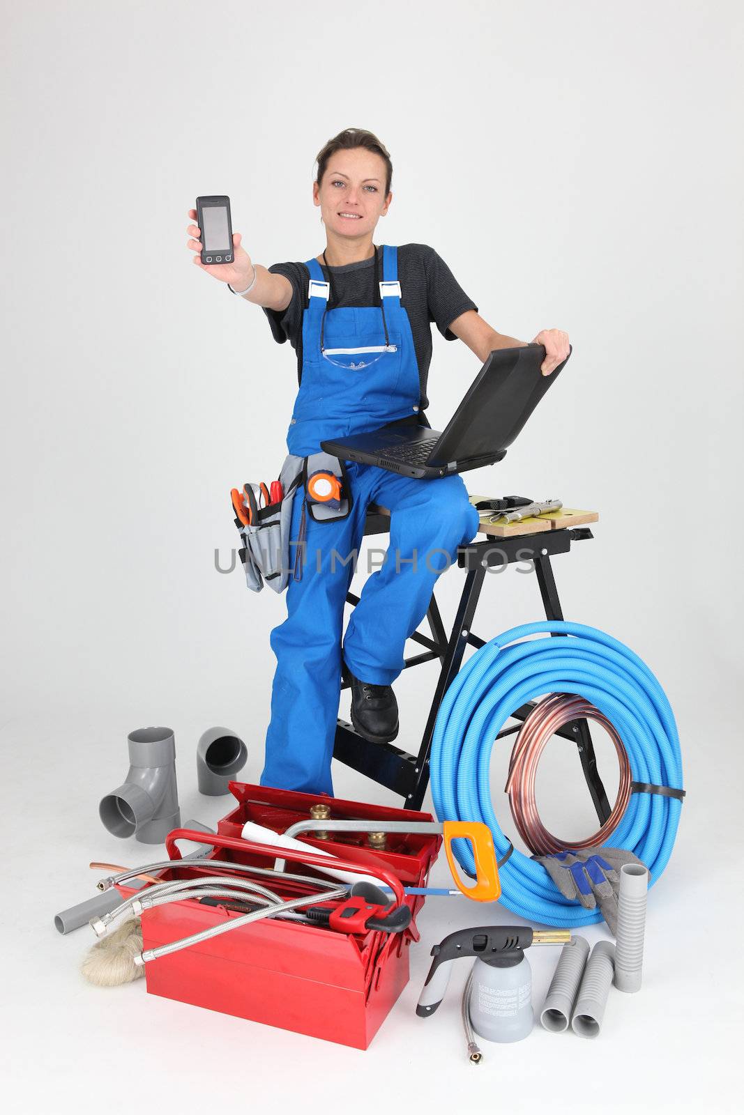 woman plumber showing phone by phovoir