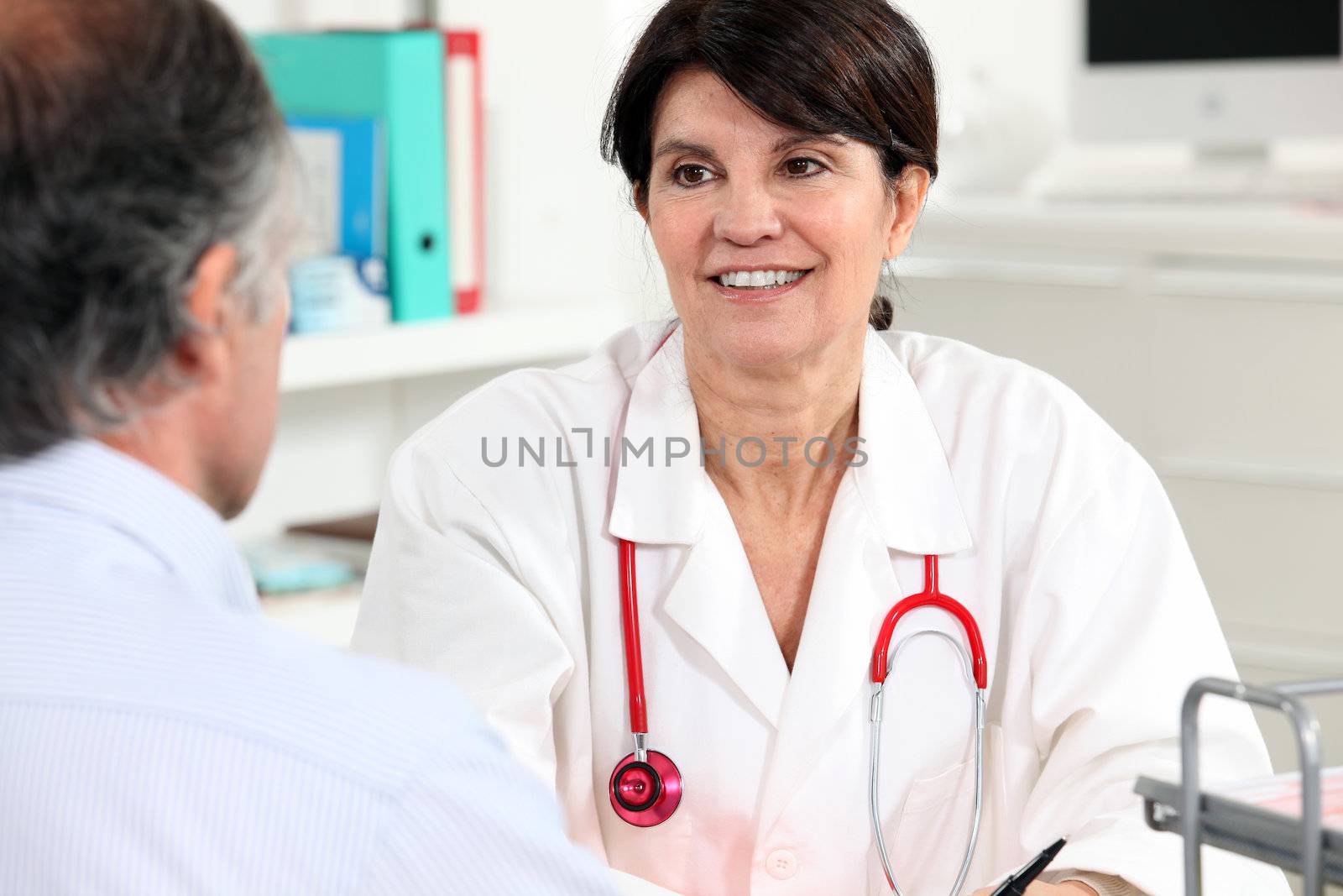 Doctor talking to a patient by phovoir