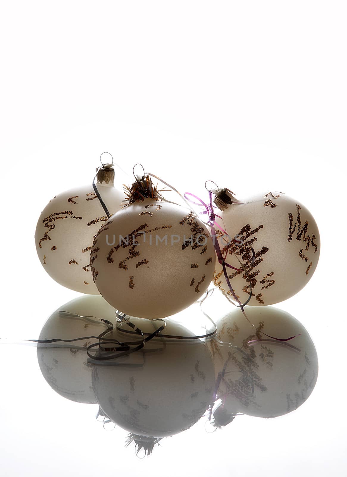 christmas-tree decorations ,round,ball; sphere,christmas,new year's day,holiday;reflection,white,background,adornment, decoration