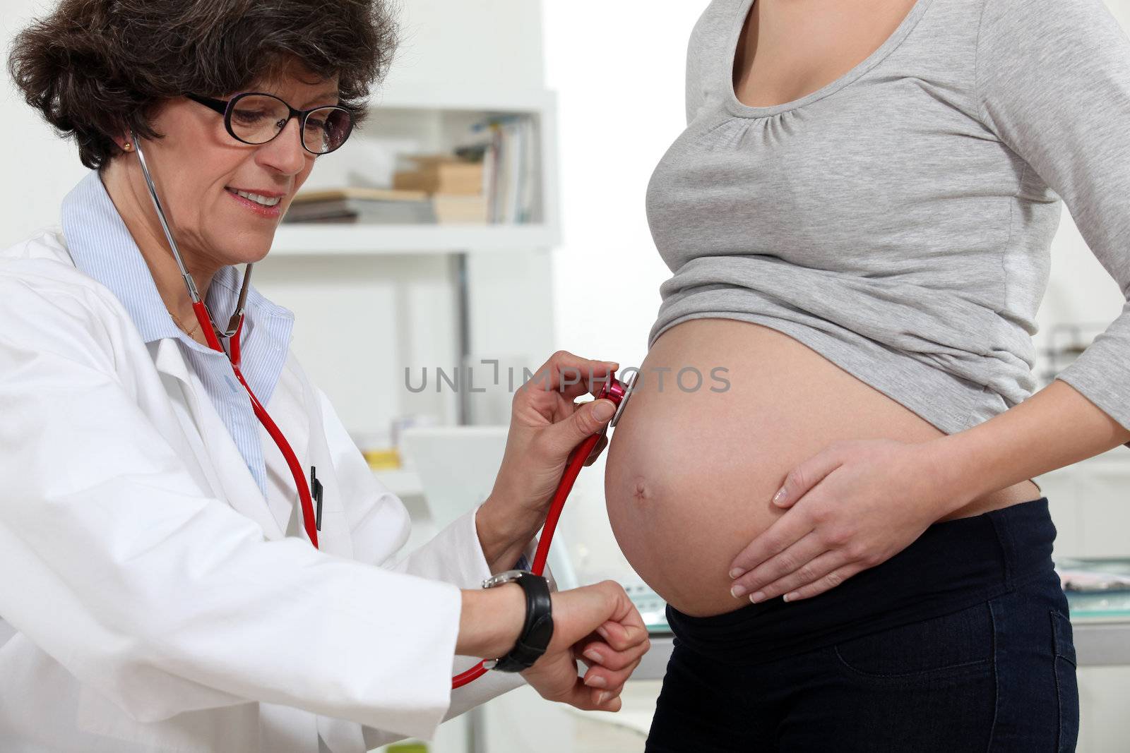 Pregnant woman having routine check-up by phovoir