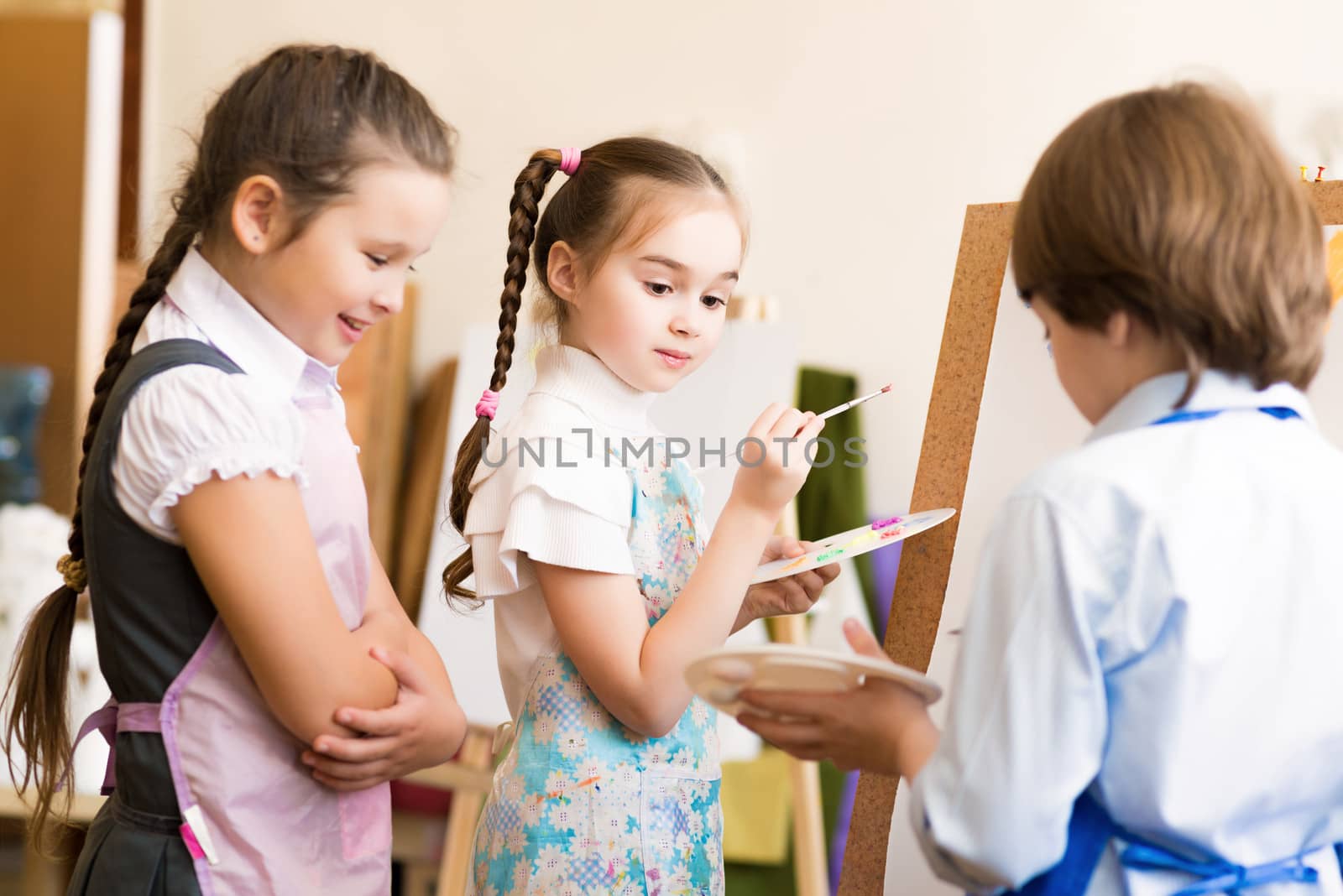 children draw pictures of easels, drawing lesson