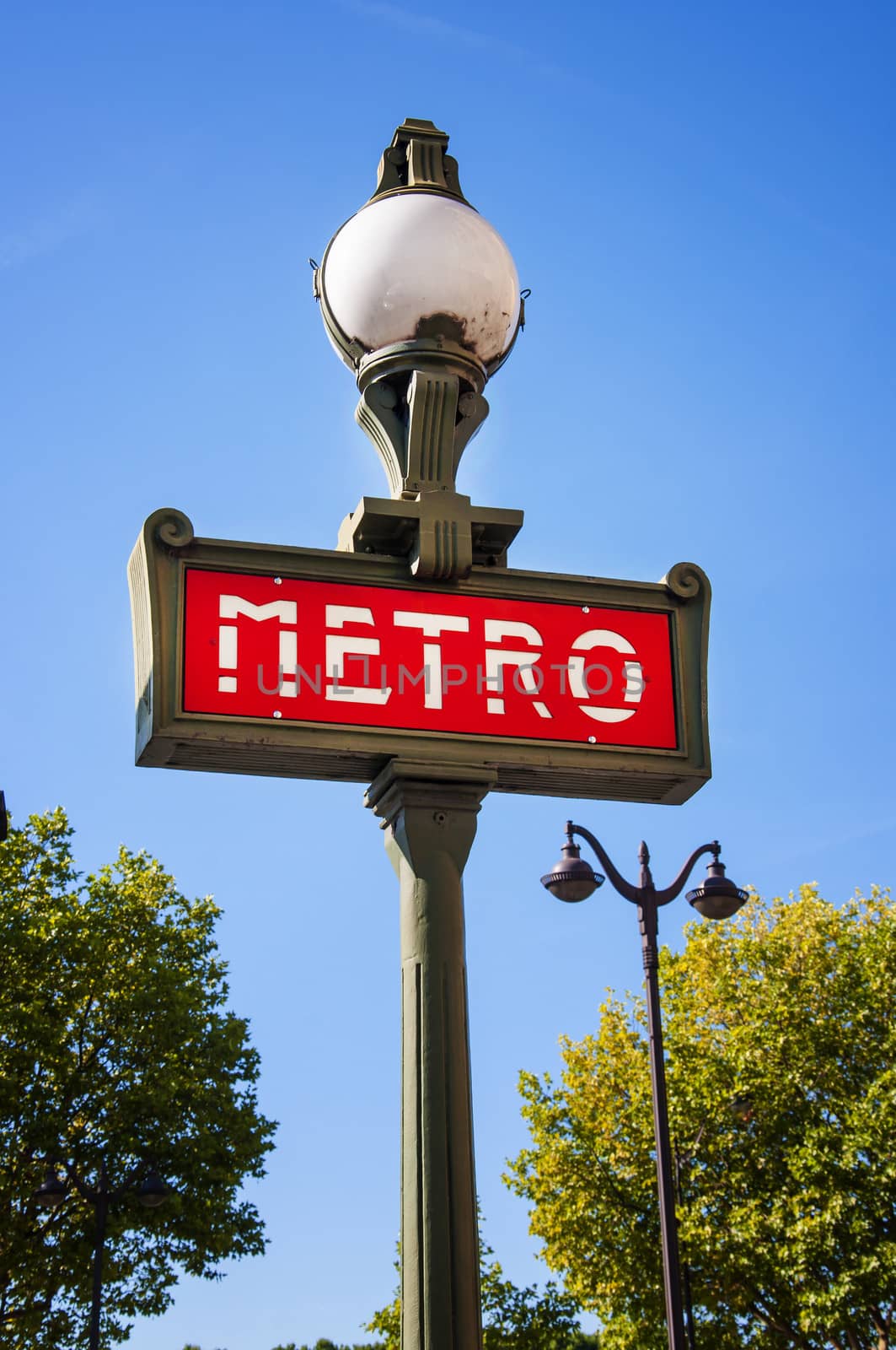 metro signboard in Paris city