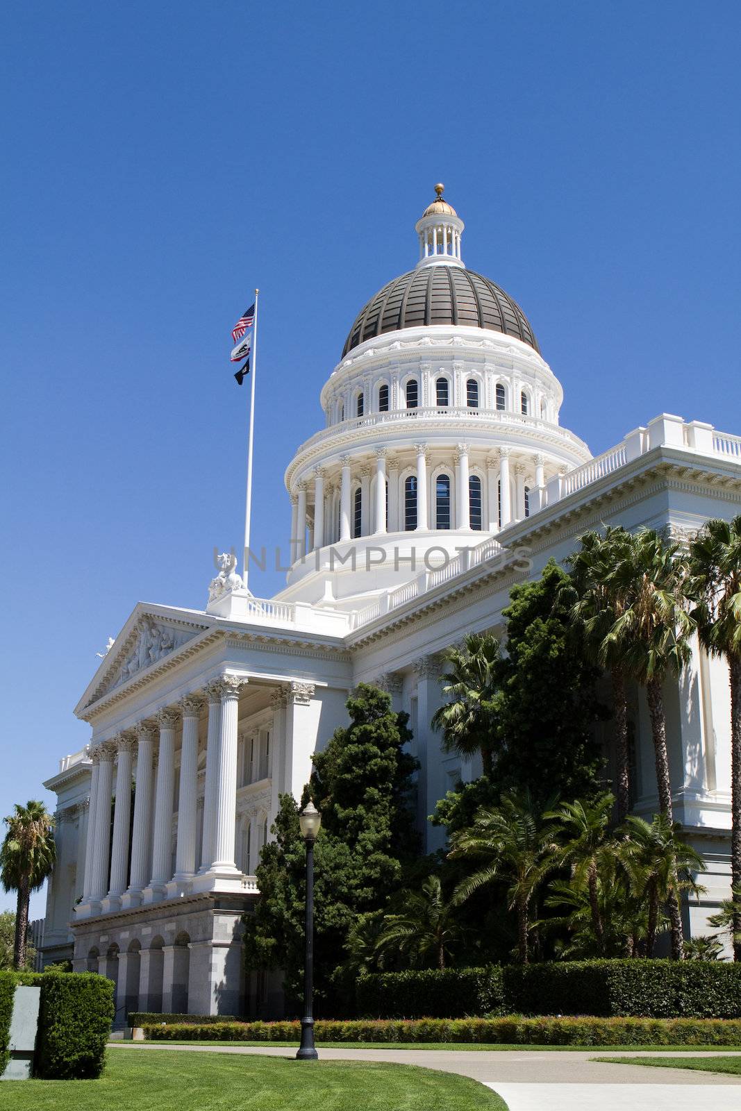 California state capitol building with dome located in Sacramento, CA.