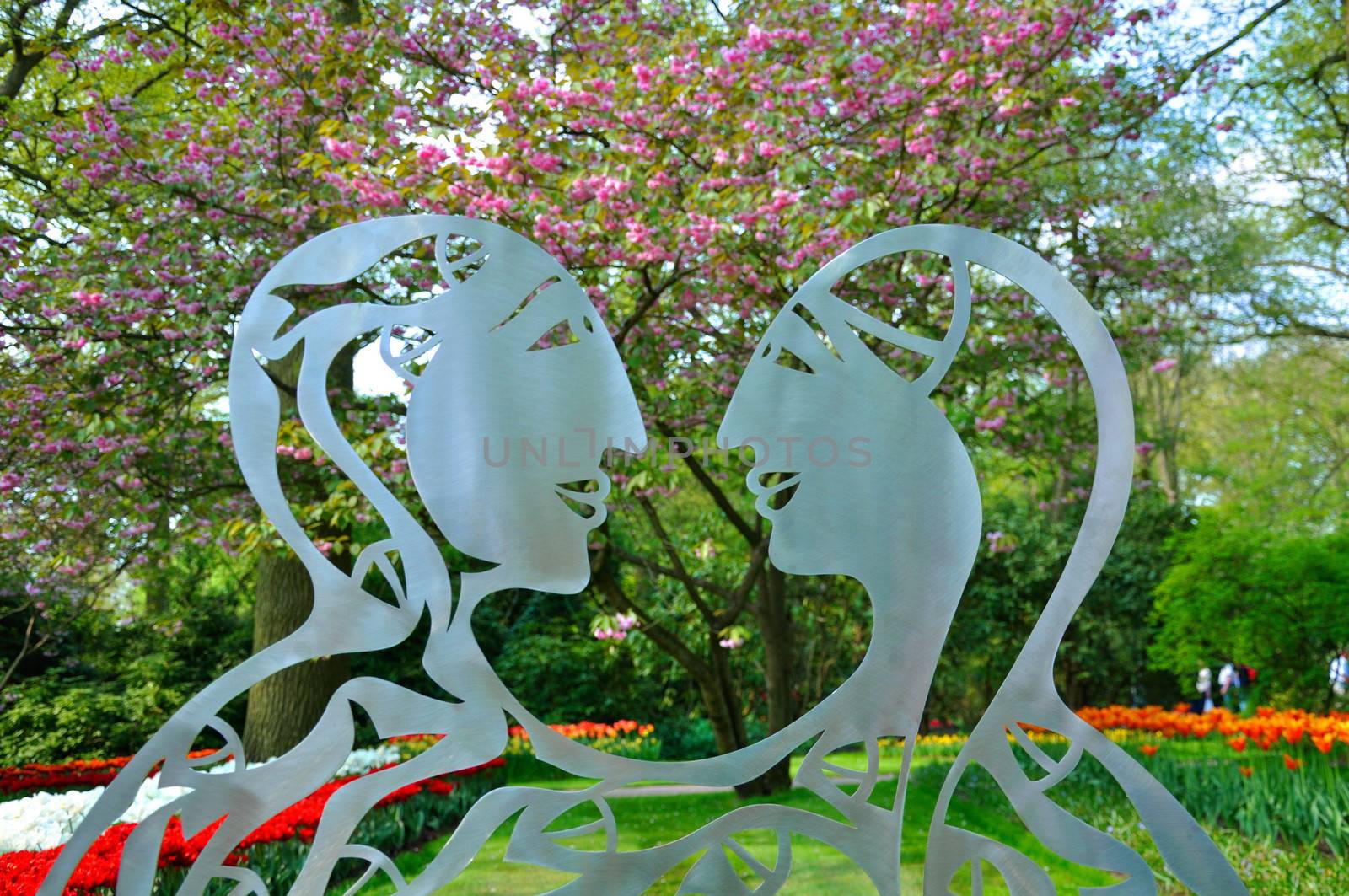 Metalic statue of 2 lovers in Keukenhof park in Holland