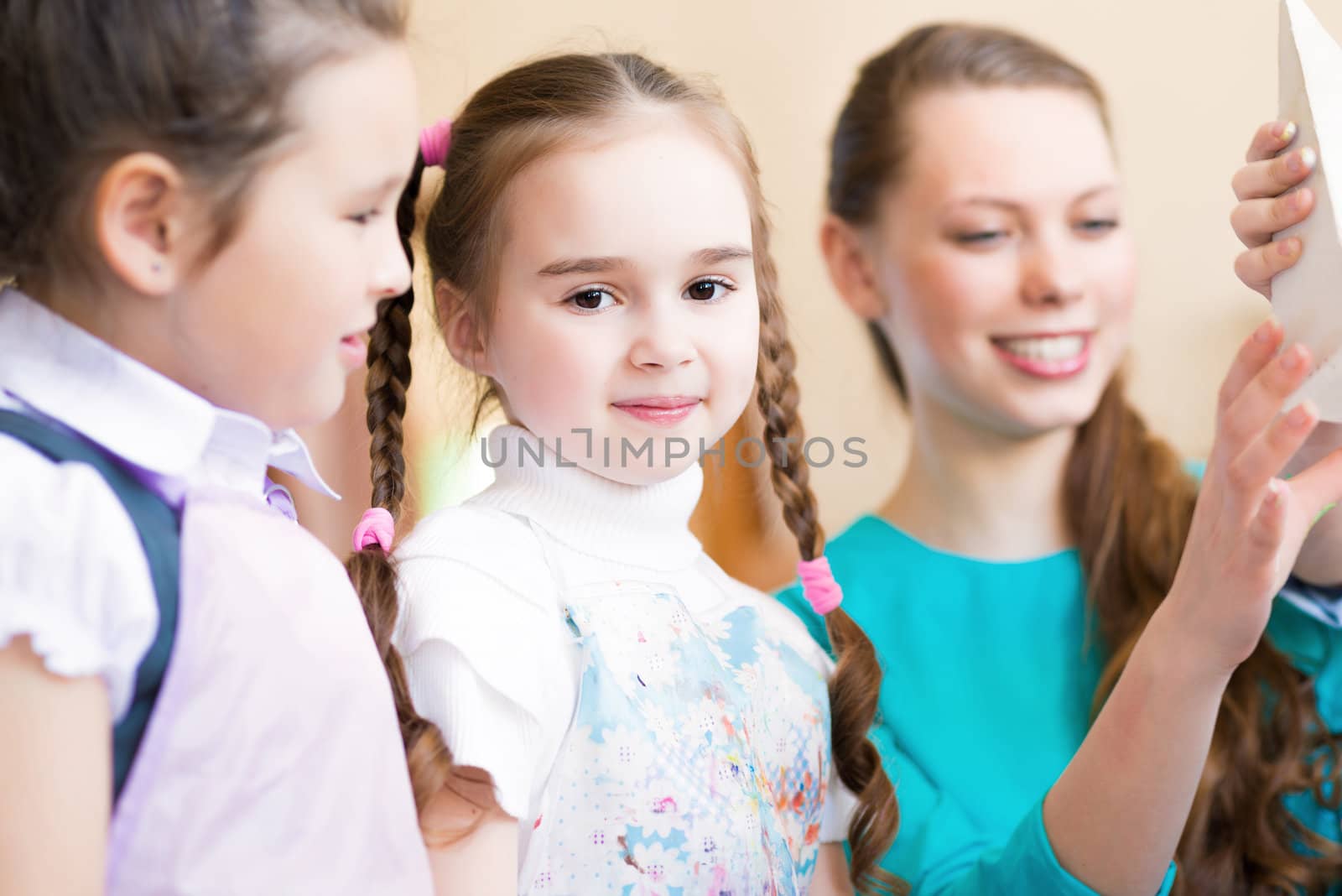 children draw with the teacher in the classroom drawing