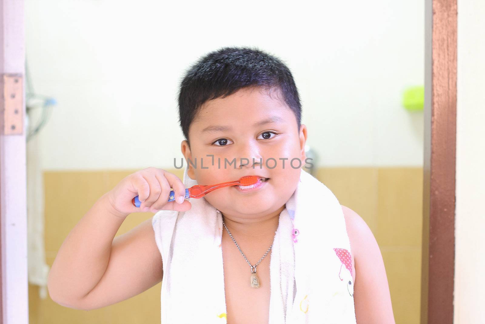 Boy brushing teeth to keep teeth clean.