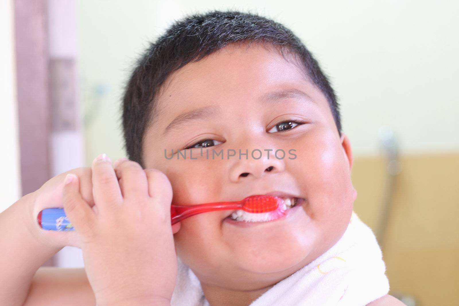 Boy brushing teeth to keep teeth clean.