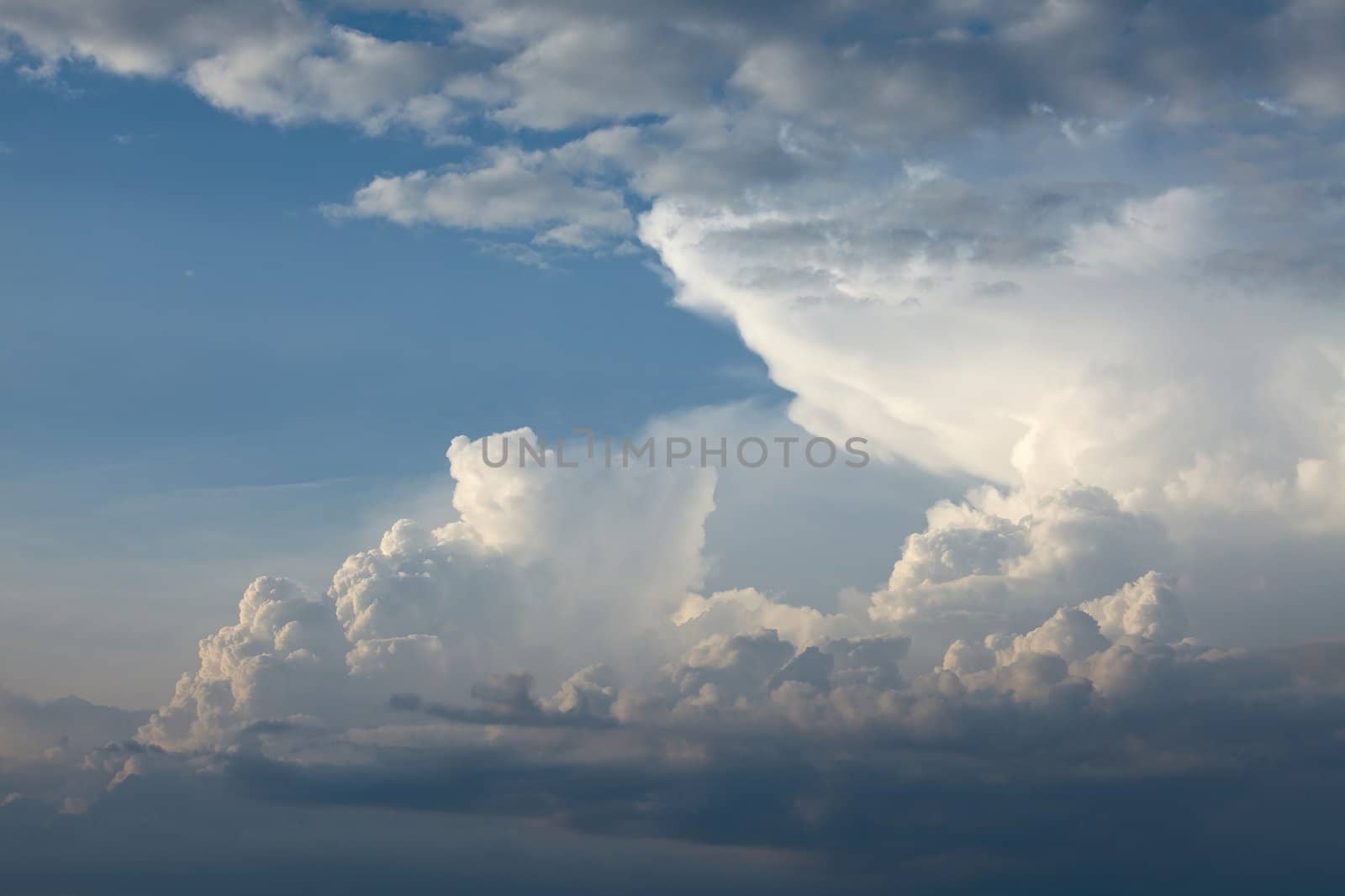 Clouds in th blue sky