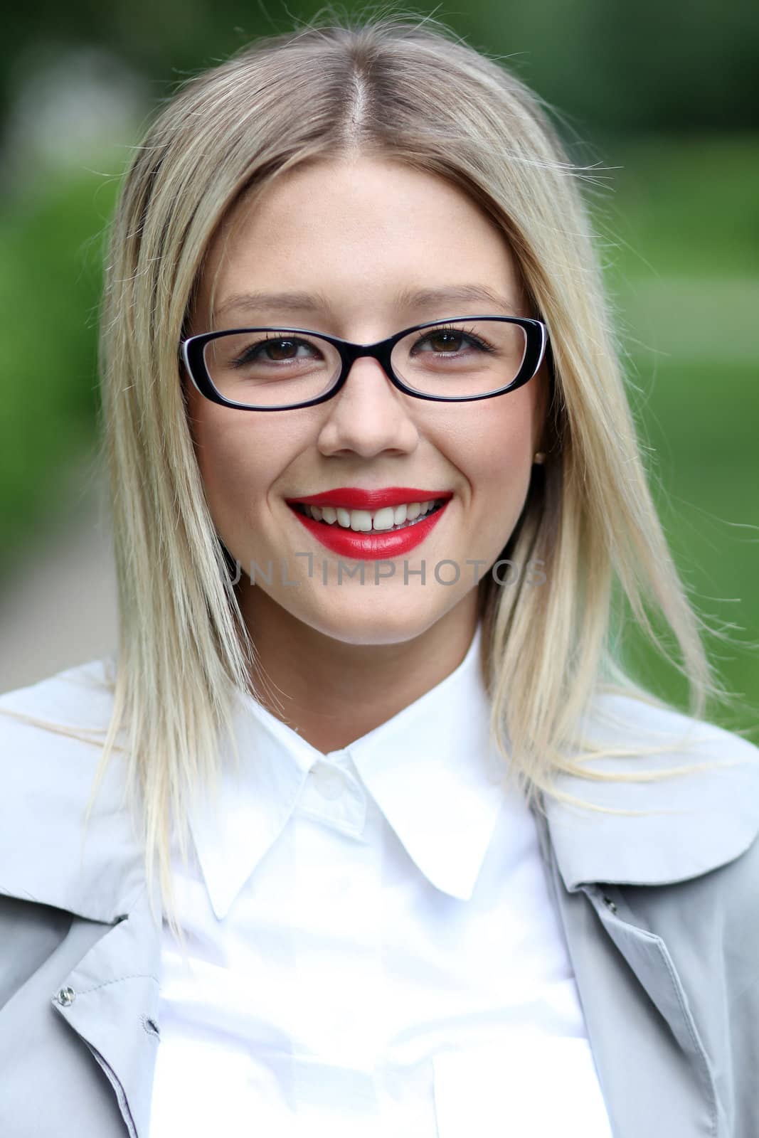 Beautiful young woman in sunglasses. Outdoor portrait