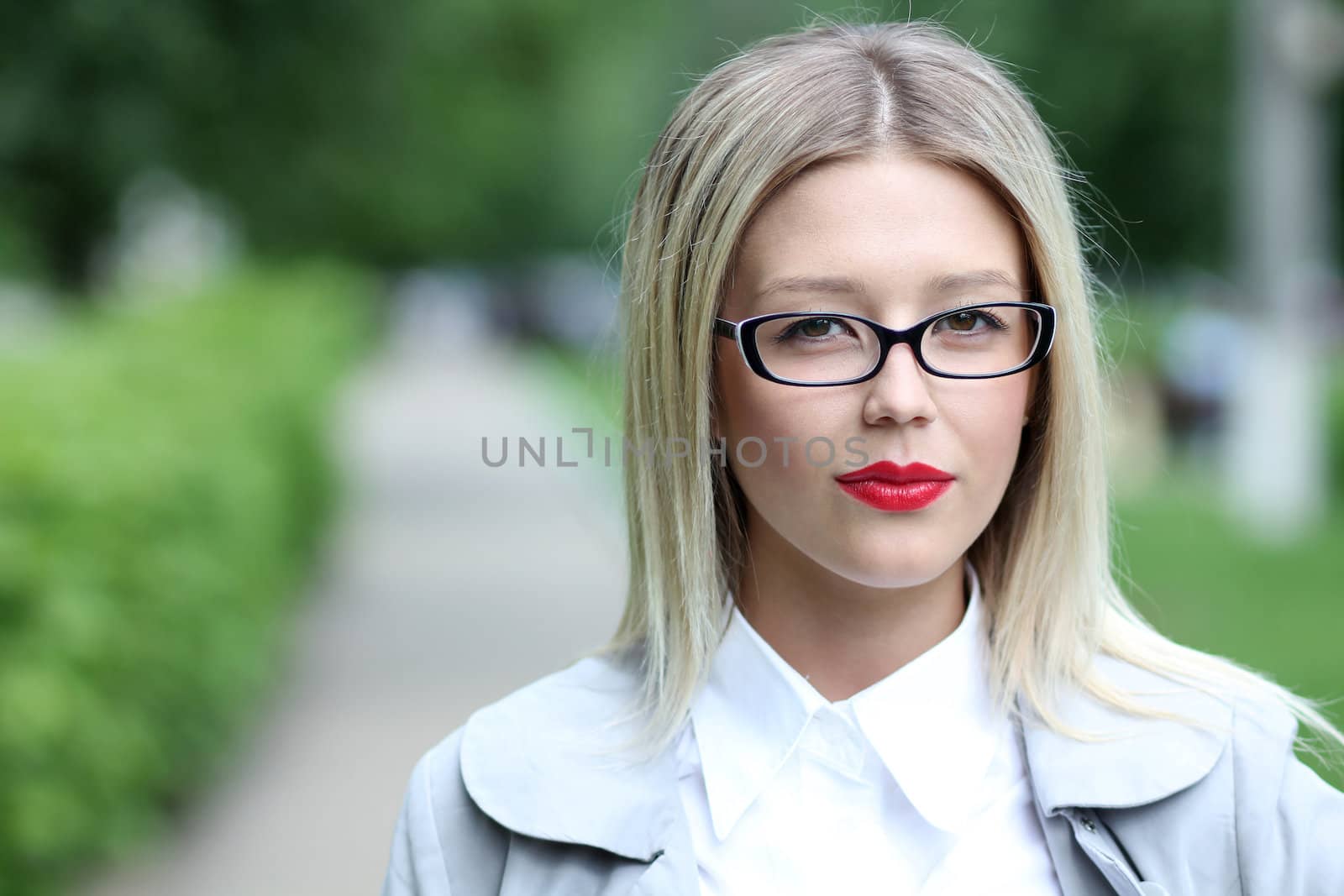 Beautiful young woman in sunglasses. Outdoor portrait