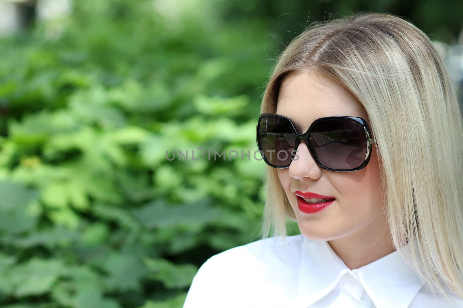 Beautiful young woman in sunglasses. Outdoor portrait