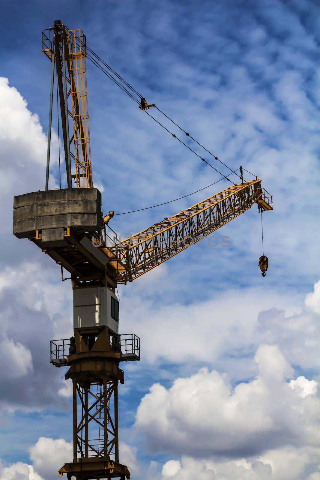 Tower cranes are a modern form of balance crane that consist of the same
