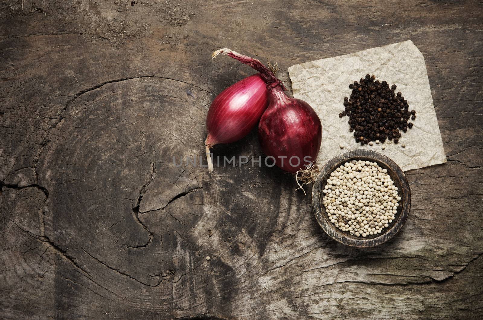 Onions and spices  by stokkete