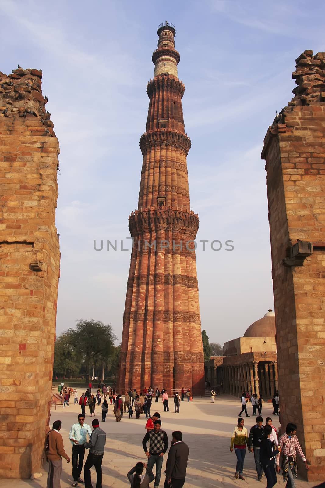 Qutub Minar complex, Delhi by donya_nedomam