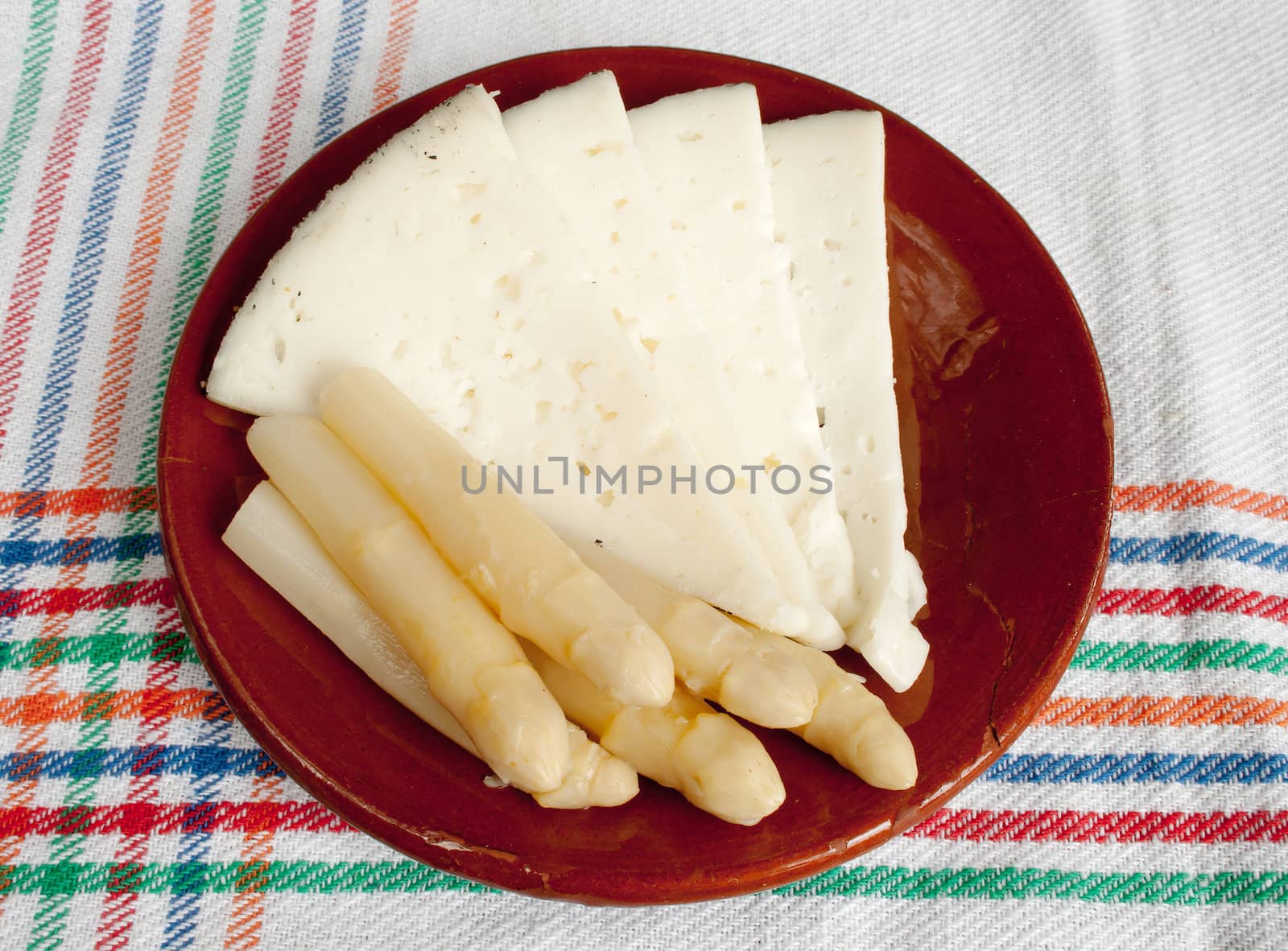 White asparagus in small ceramic plate