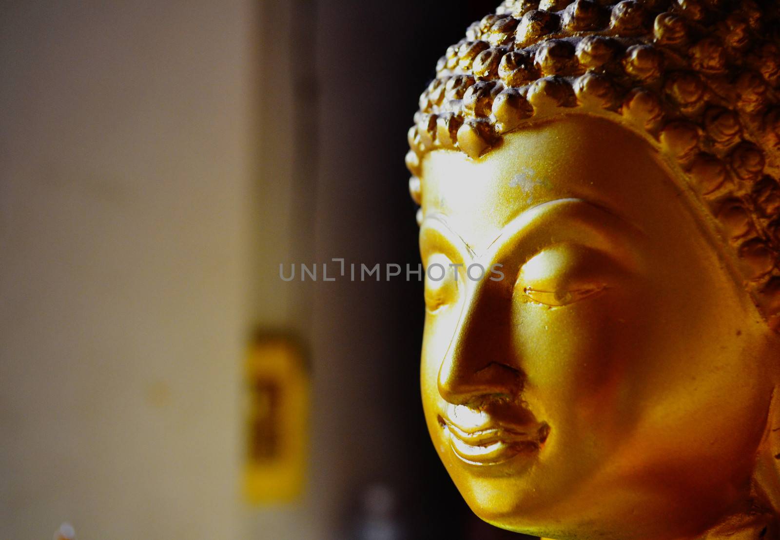Face Buddha statue by apichart