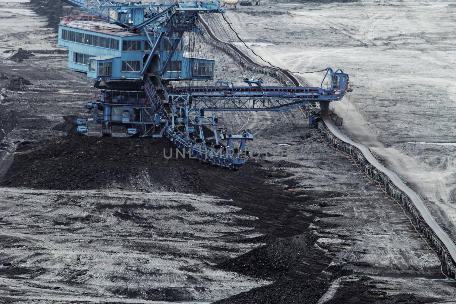 Coal mining in an open pit by NagyDodo