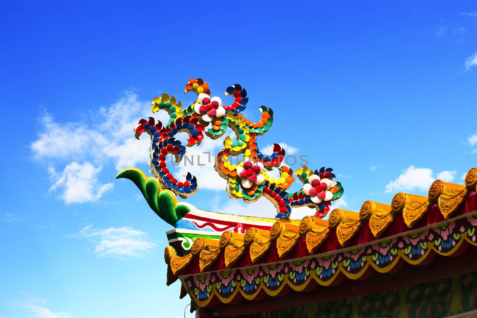 The design of the overlapping flowers and decorated on the roof of chinese temple