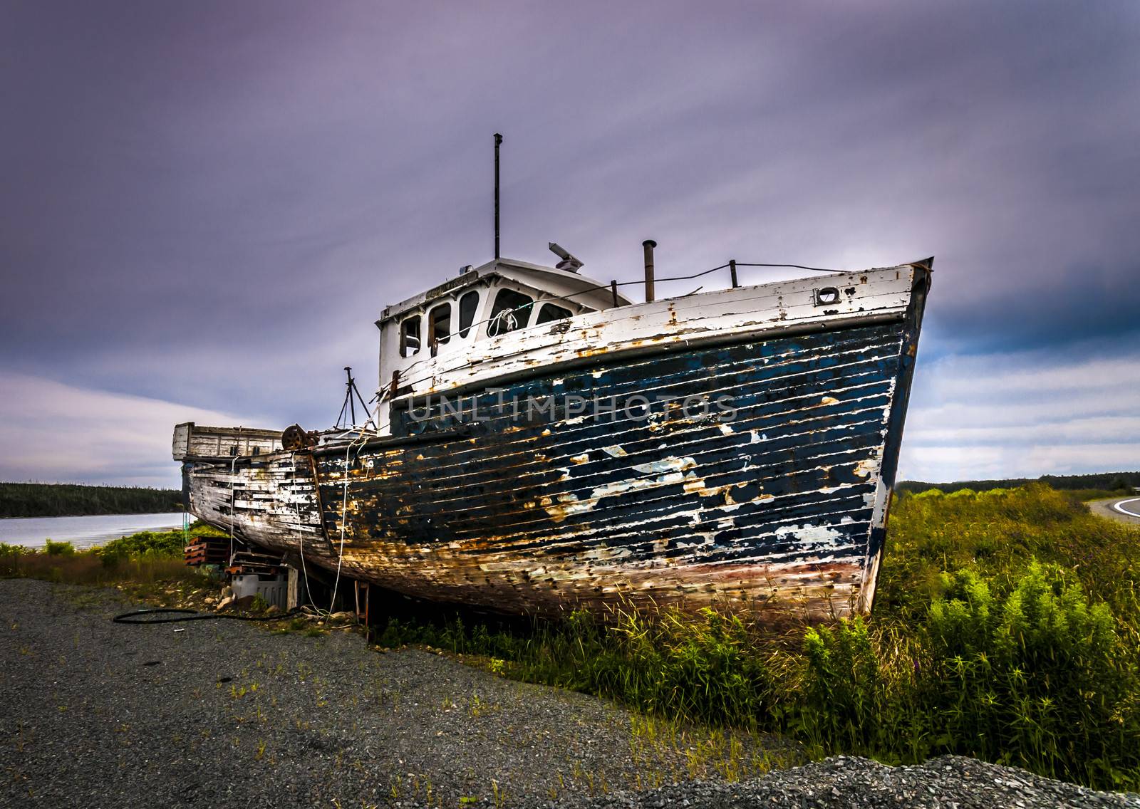 Rusty boat by vladikpod
