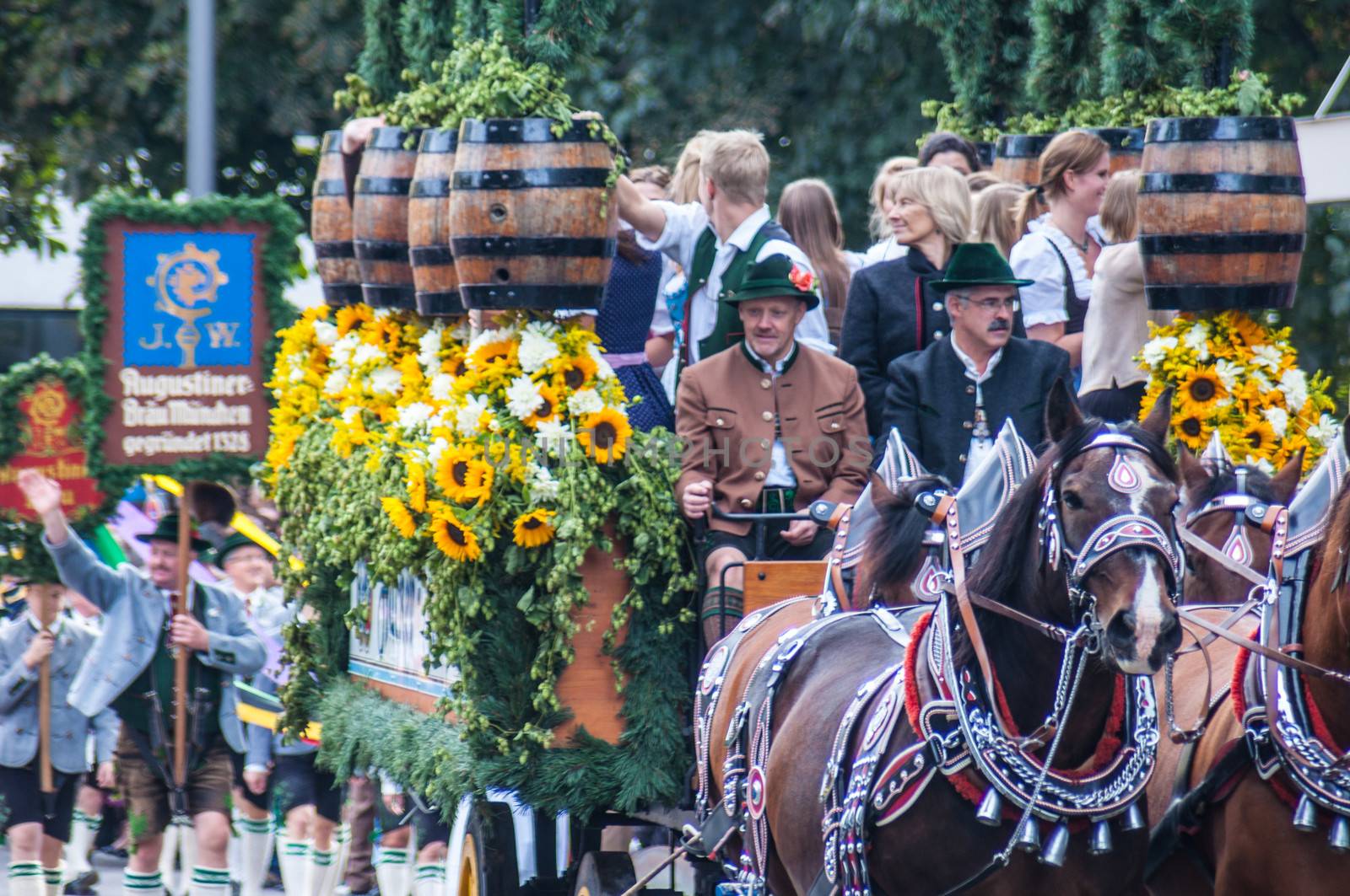 Parade of the hosts of the tents of the Oktoberfest