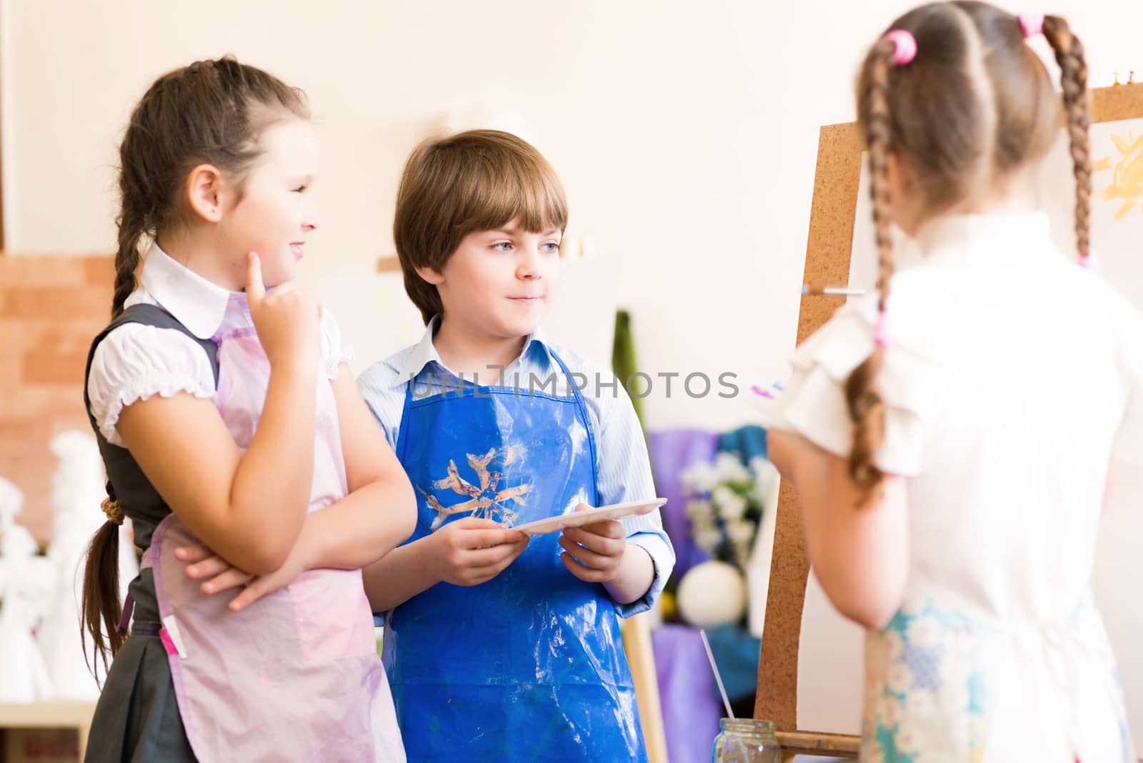 children draw pictures of easels, drawing lesson