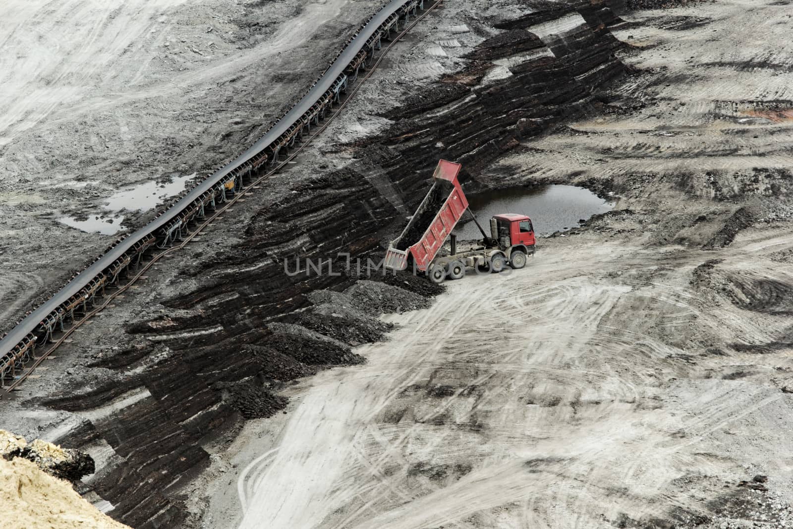 Coal mining in an open pit by NagyDodo