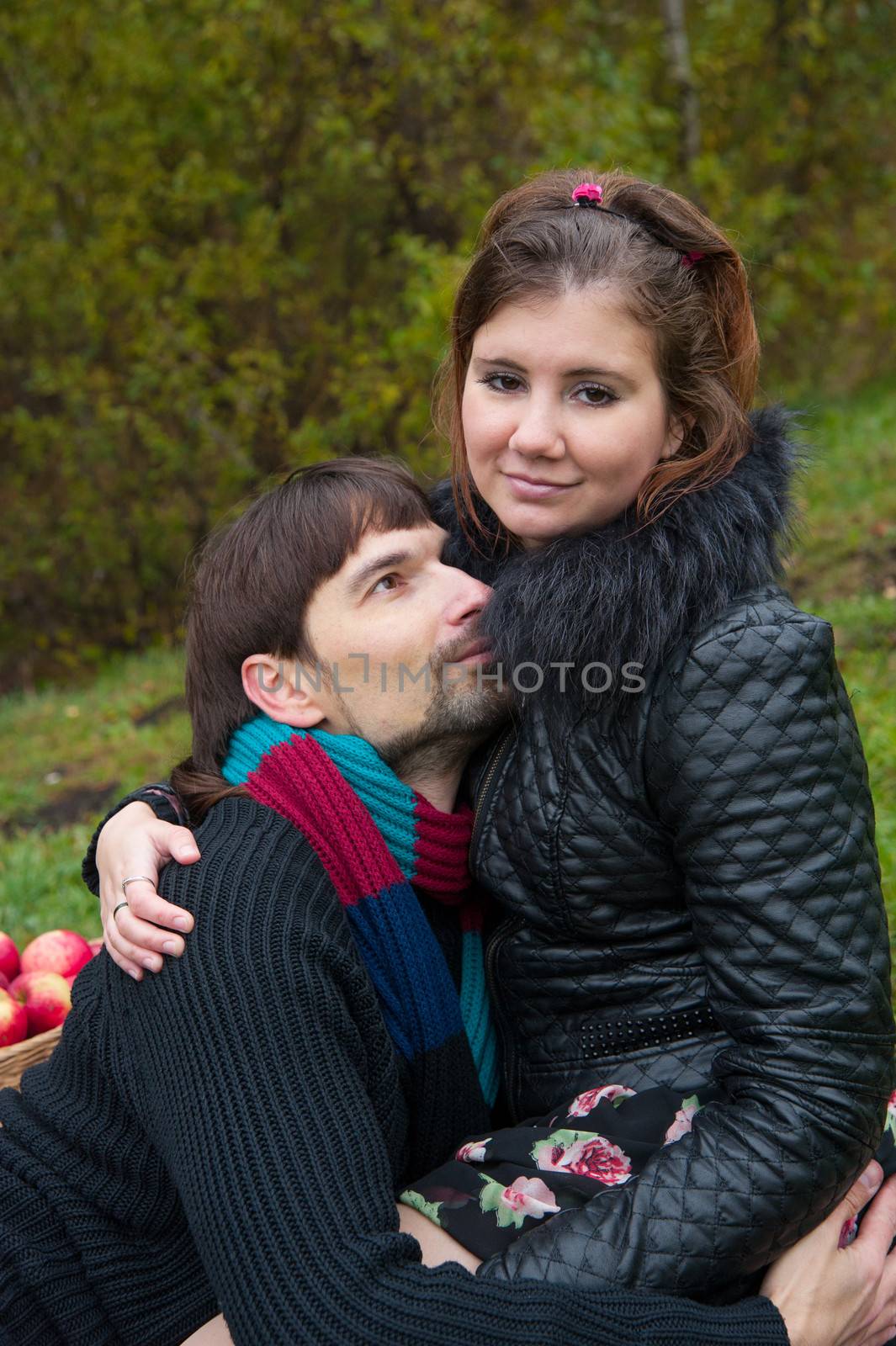 Beautiful loving couple in the Park in autumn picnic