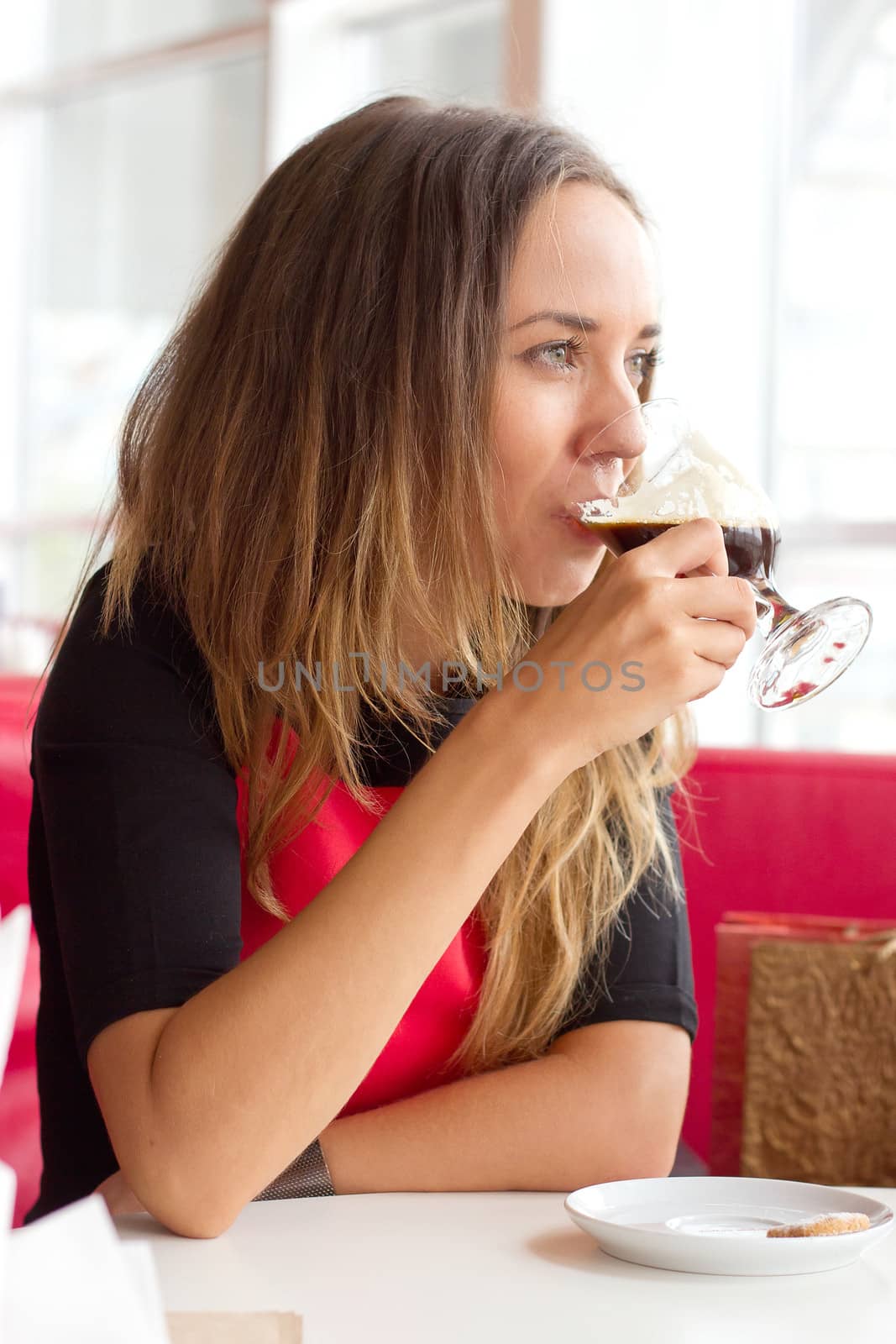 woman drinking coffee in the morning at restaurant