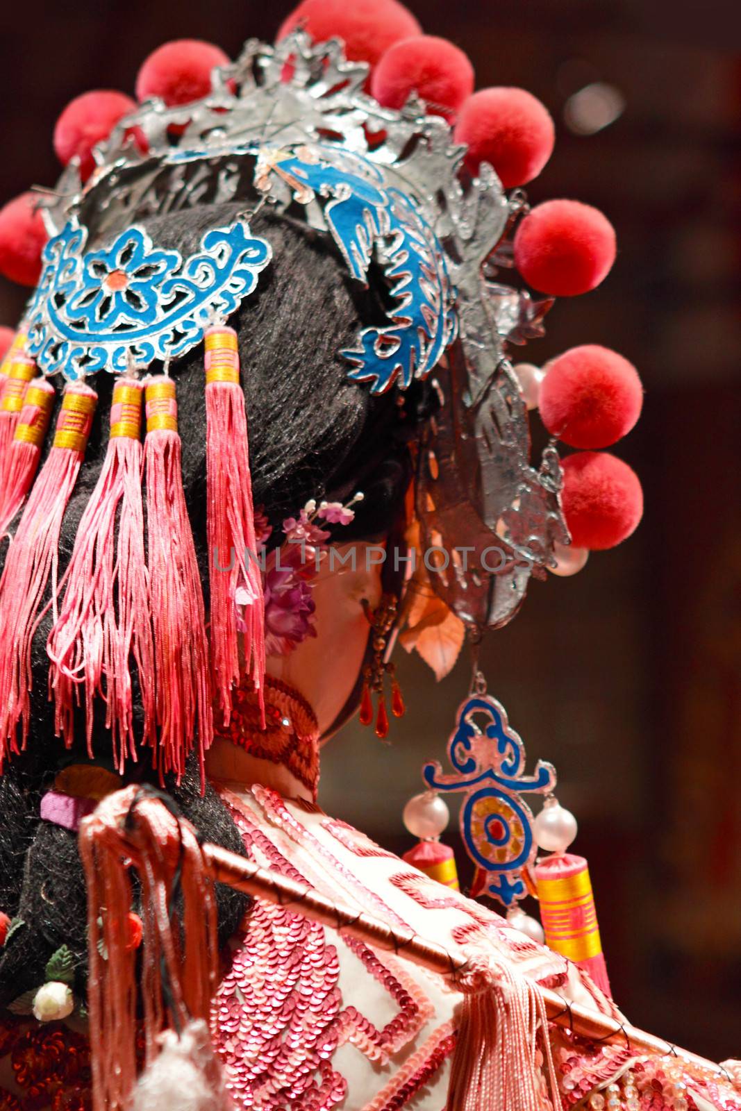 chinese dummy opera, looking after the stage 