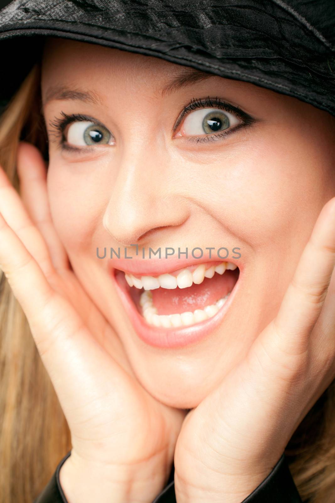 Surprised woman face scream by vilevi