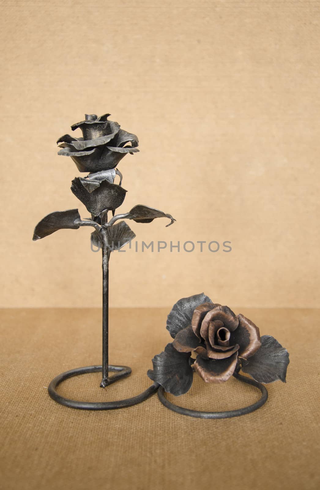 Composition of the two gifts in the form of hand-forged roses by pt-home