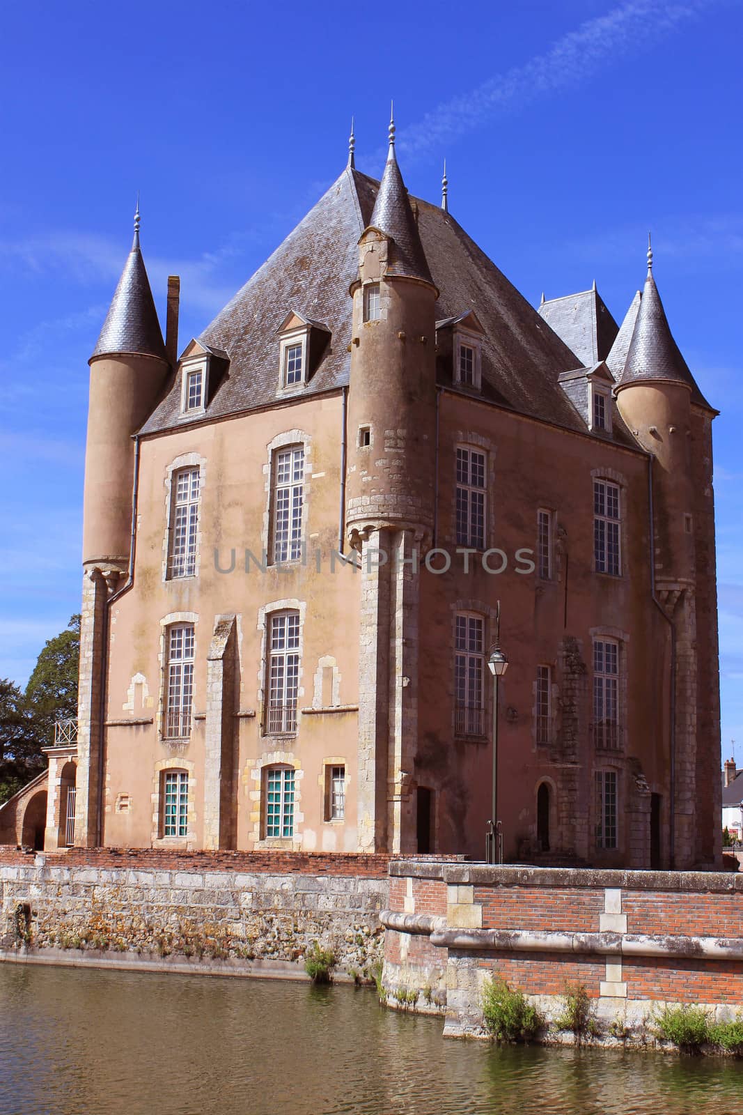 Castle of Bellegarde, its fountain and its gardens